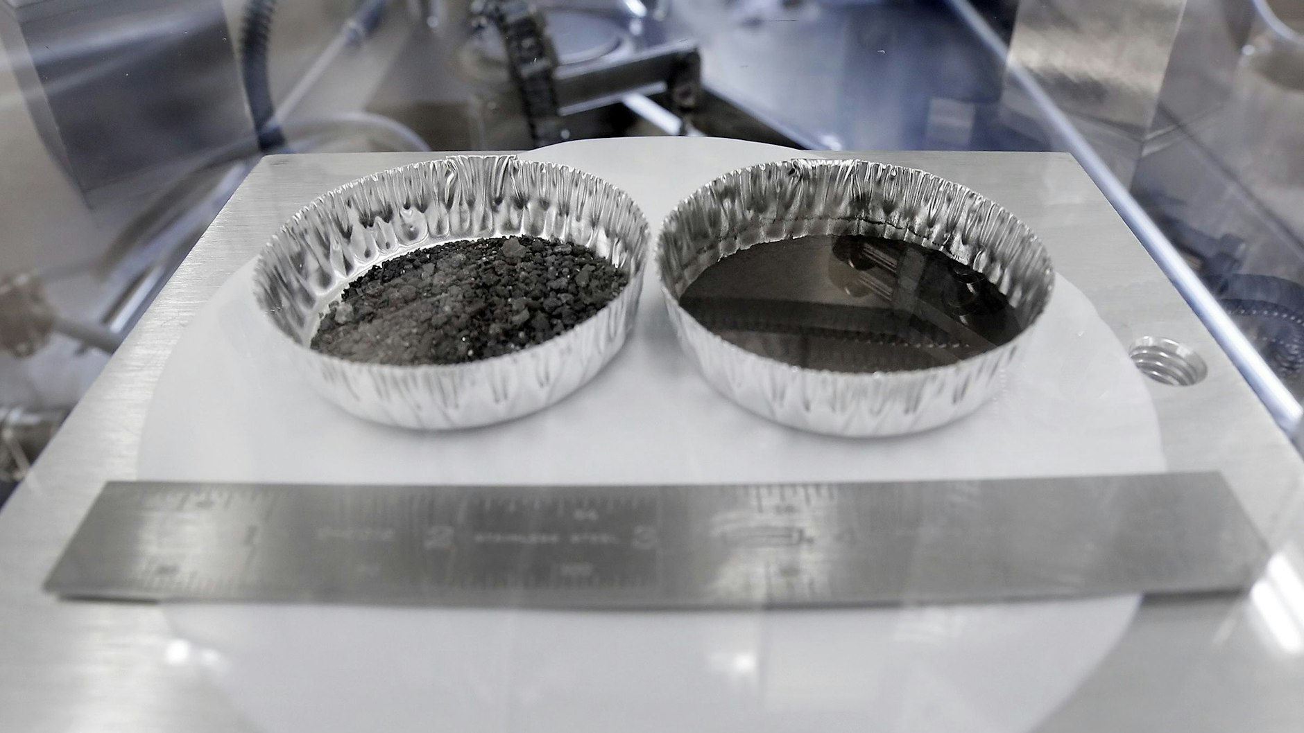 Zwei Alufolienschalen mit Mondstaub, den Neil Armstrong auf dem Mond gesammelt hat, werden im Mondlabor des Nasa Johnson Space Center ausgestellt.