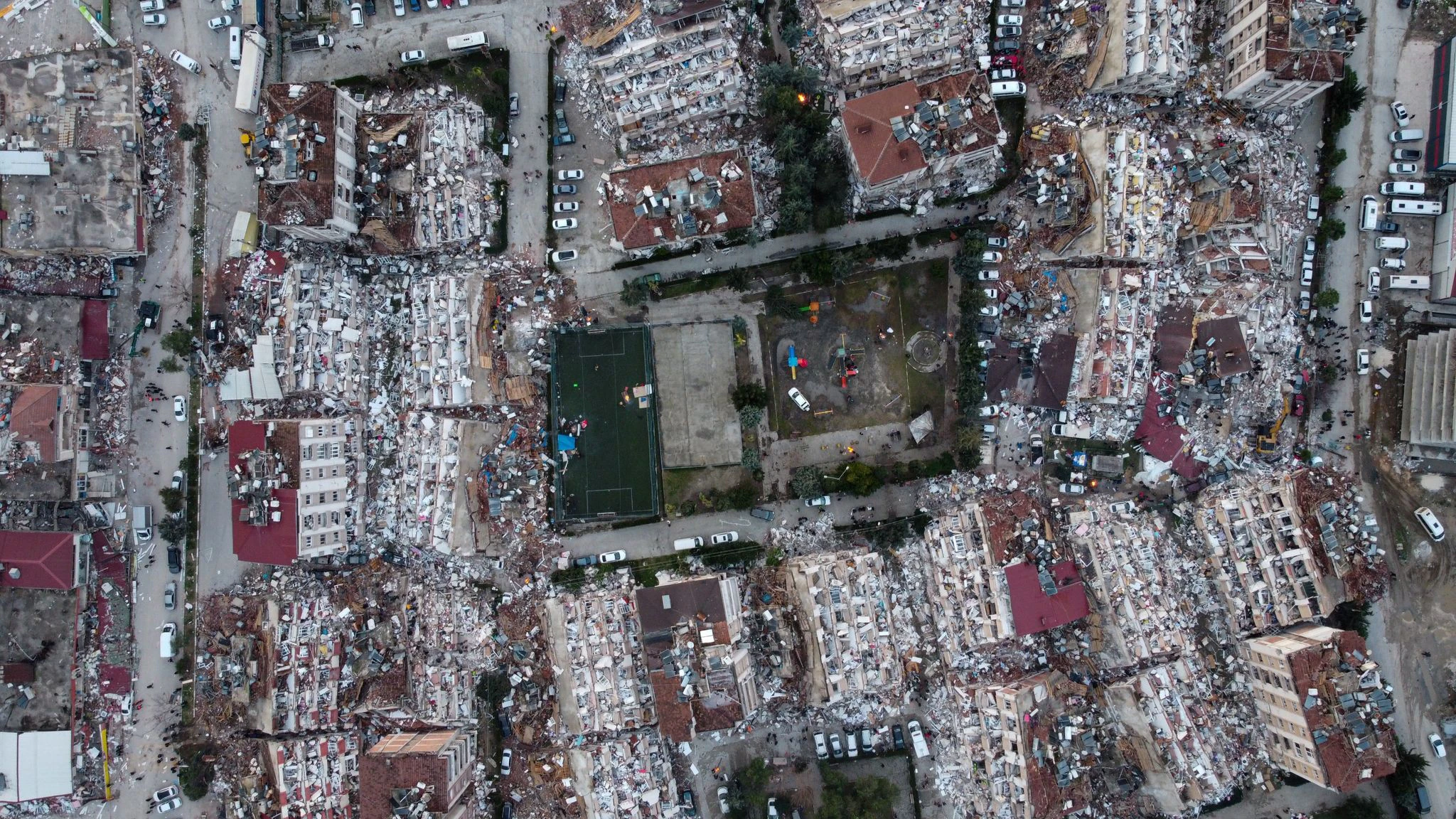 dpatopbilder - Das Zentrum von Hatay mit zerstörten Gebäuden nach dem Erdbeben (Aufnahme mit einer Drohne).  UMA Press Wire/dpa