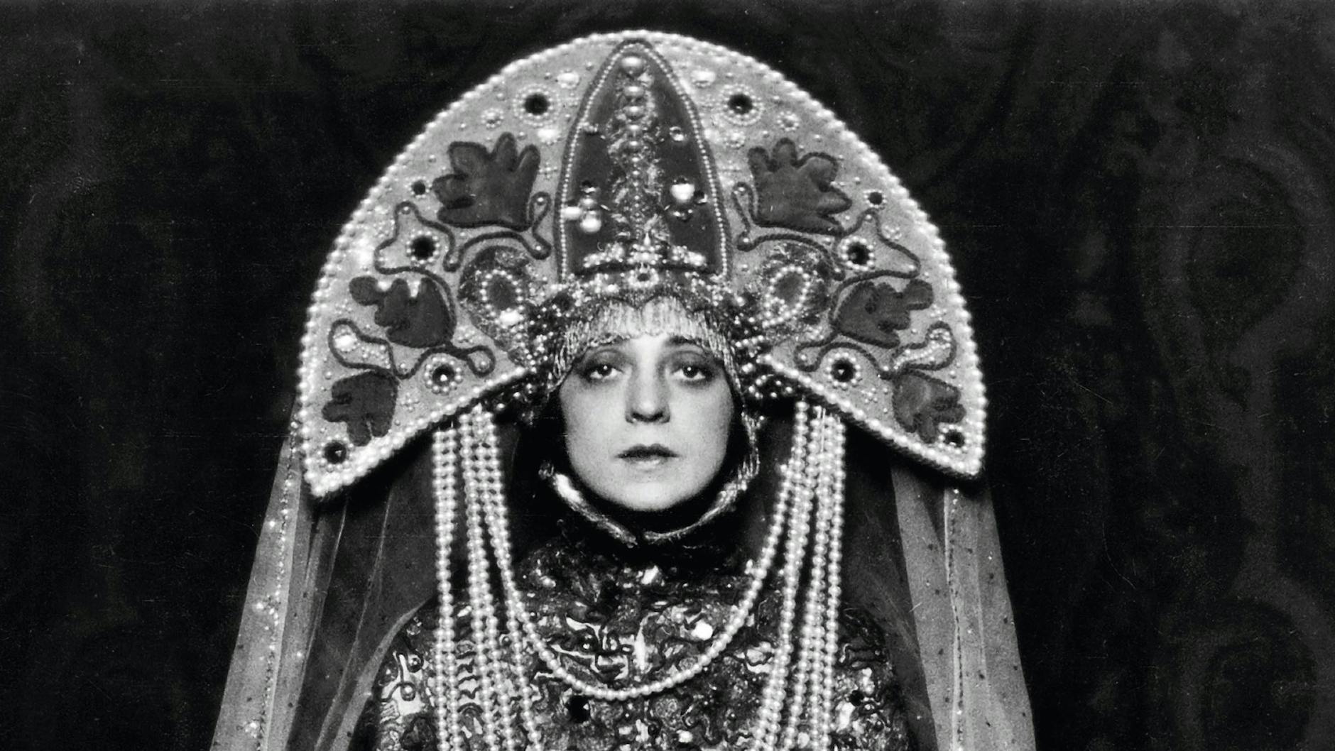 Ausdruck, Darstellung, Haltung. Alles stimmt in Perfektion. Fritzi Massary machte jedes Stück zu einem Super-Erfolg, auch 1919 die Operette „Sybill“.