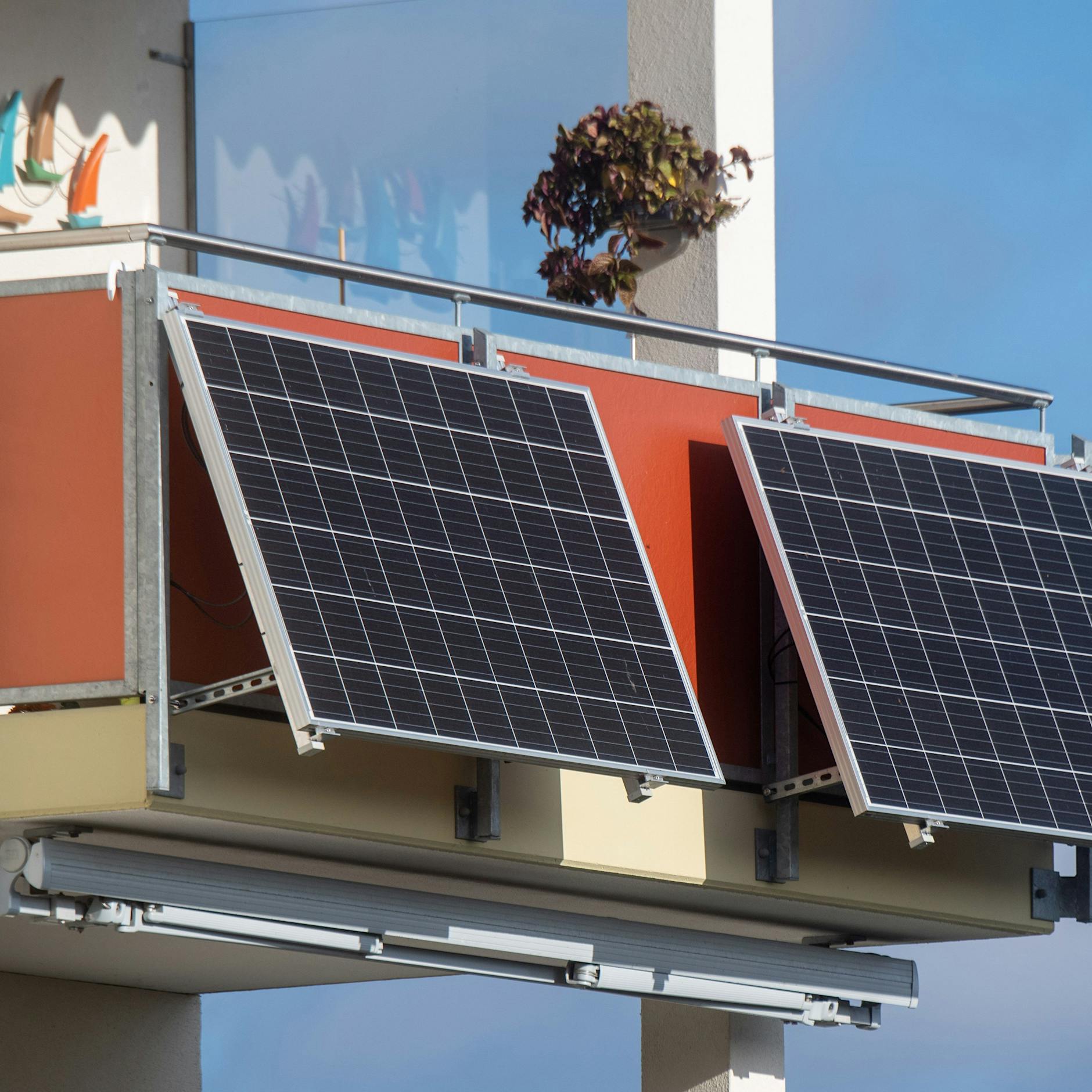 Gratis-Strom vom Balkon: Senat fördert kleine Solaranlagen von Mietern – SO kommen Sie an das Geld!
