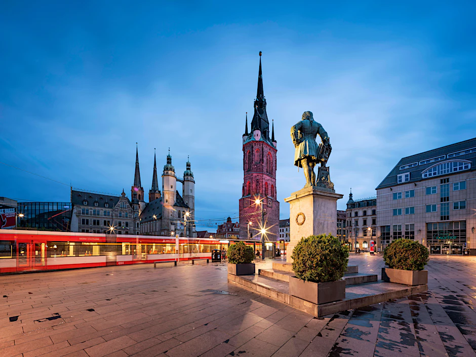 Marktplatz in Halle mit Händel-Denkmal, Rotem Turm und der viertürmigen Marktkirche Unserer Lieben Frauen.