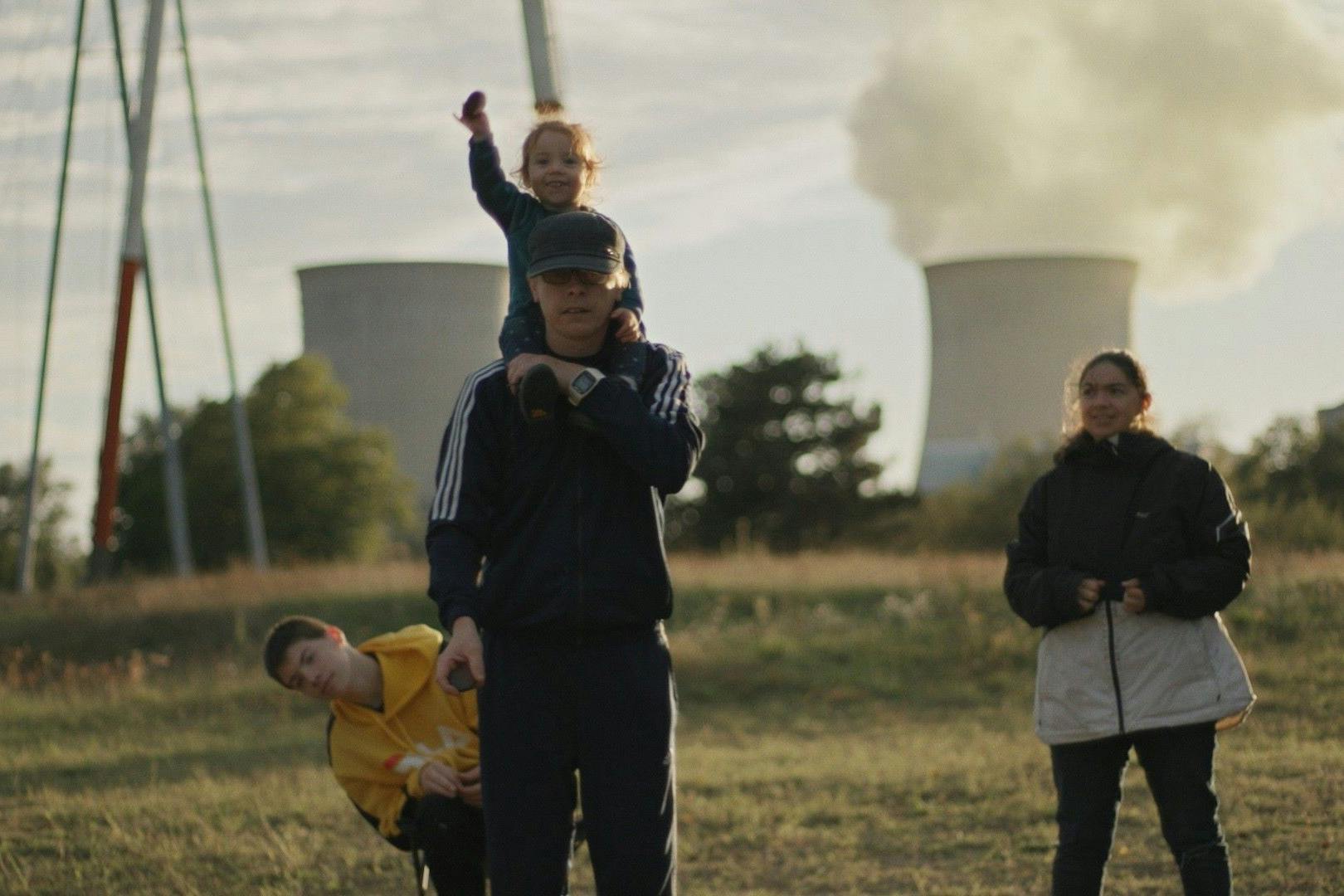 Das Geld für den Job im Kraftwerk soll die Zukunft sichern – die Strahlung könnte sie zerstören. 