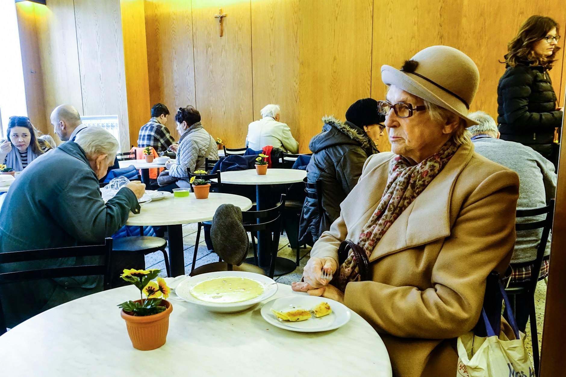 Eine ältere Dame sitzt in einer polnischen Milchbar, einem traditionellen, niedrigpreisigen Restaurant in Warschau.&nbsp;