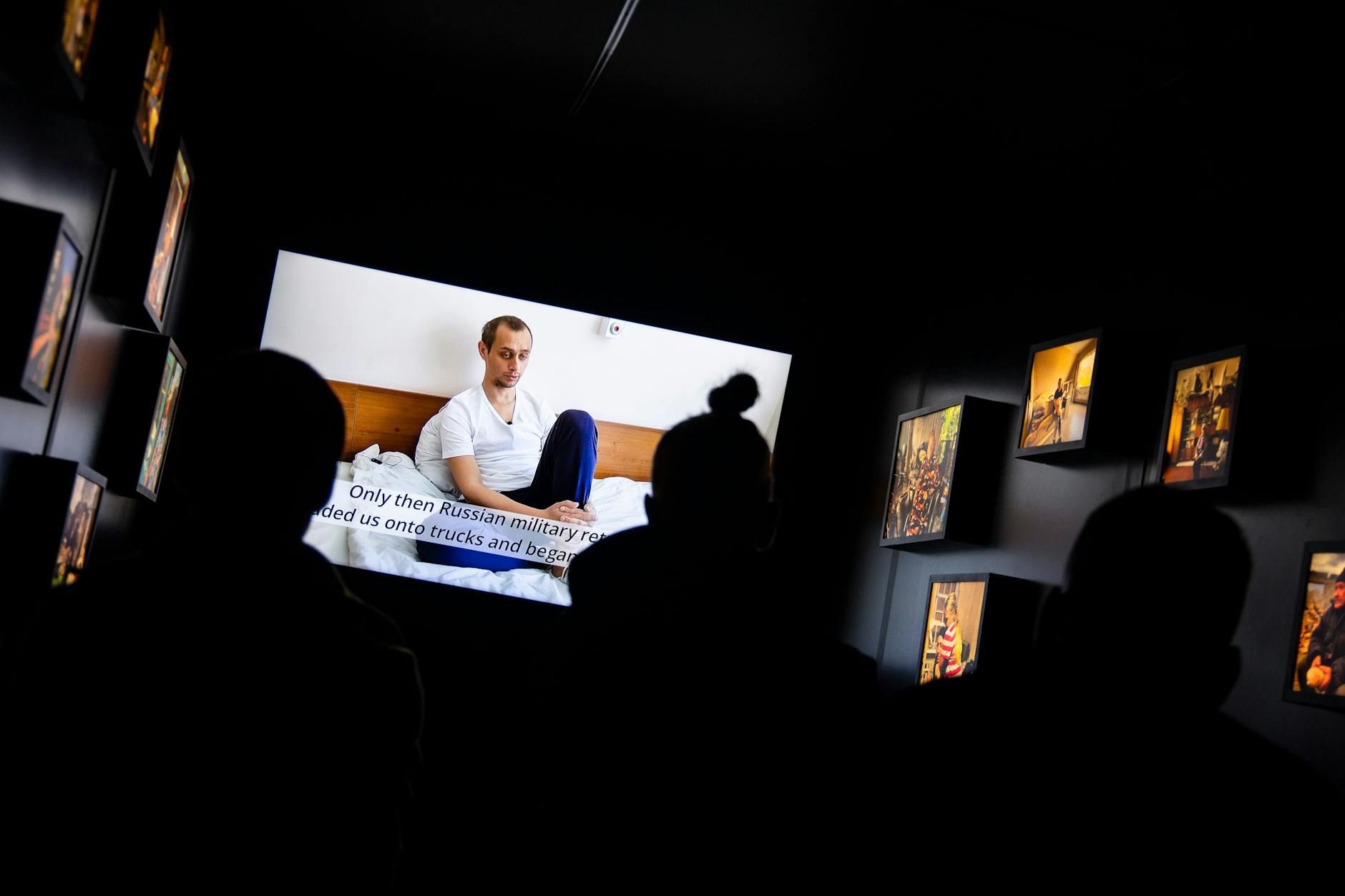 Während der Konferenz im Pilecki-Institut zeigte eine Ausstellung Auszüge aus den Fragebögen und Videointerviews der Zeugen, die das Lemkin-Zentrum befragt hat.