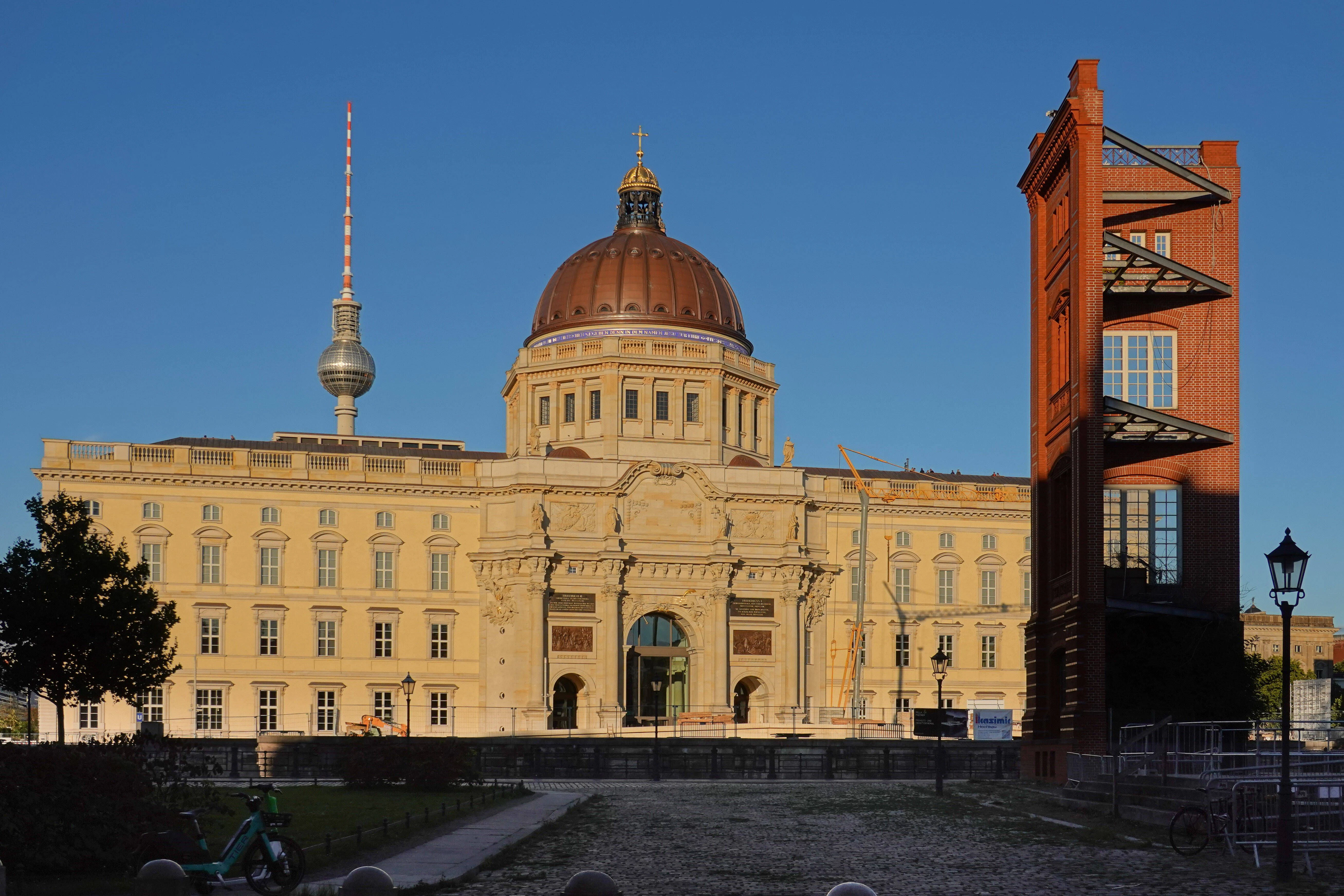 Der Fernsehturm, das Humboldt-Forum im Berliner Schloss und die Ecke der Schinkel-Bauakademie im Vordergrund