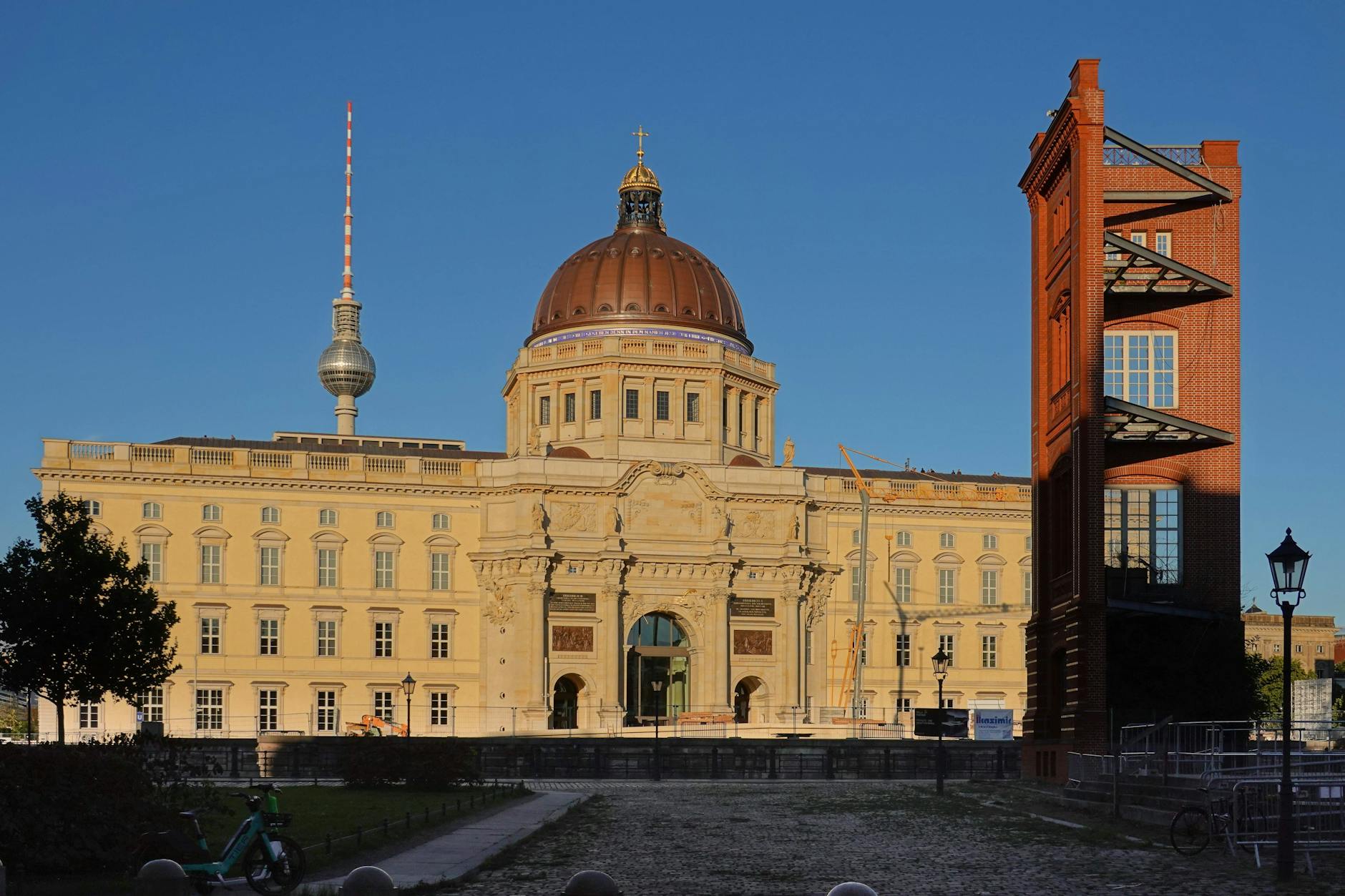 Der Fernsehturm, das Humboldt-Forum im Berliner Schloss und die Ecke der Schinkel-Bauakademie im Vordergrund
