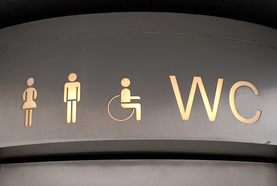 Wohl jeder muss ab und an eine öffentliche Toilette benutzen – und bei vielen findet sich dieser seltsame Spalt unter der Tür …