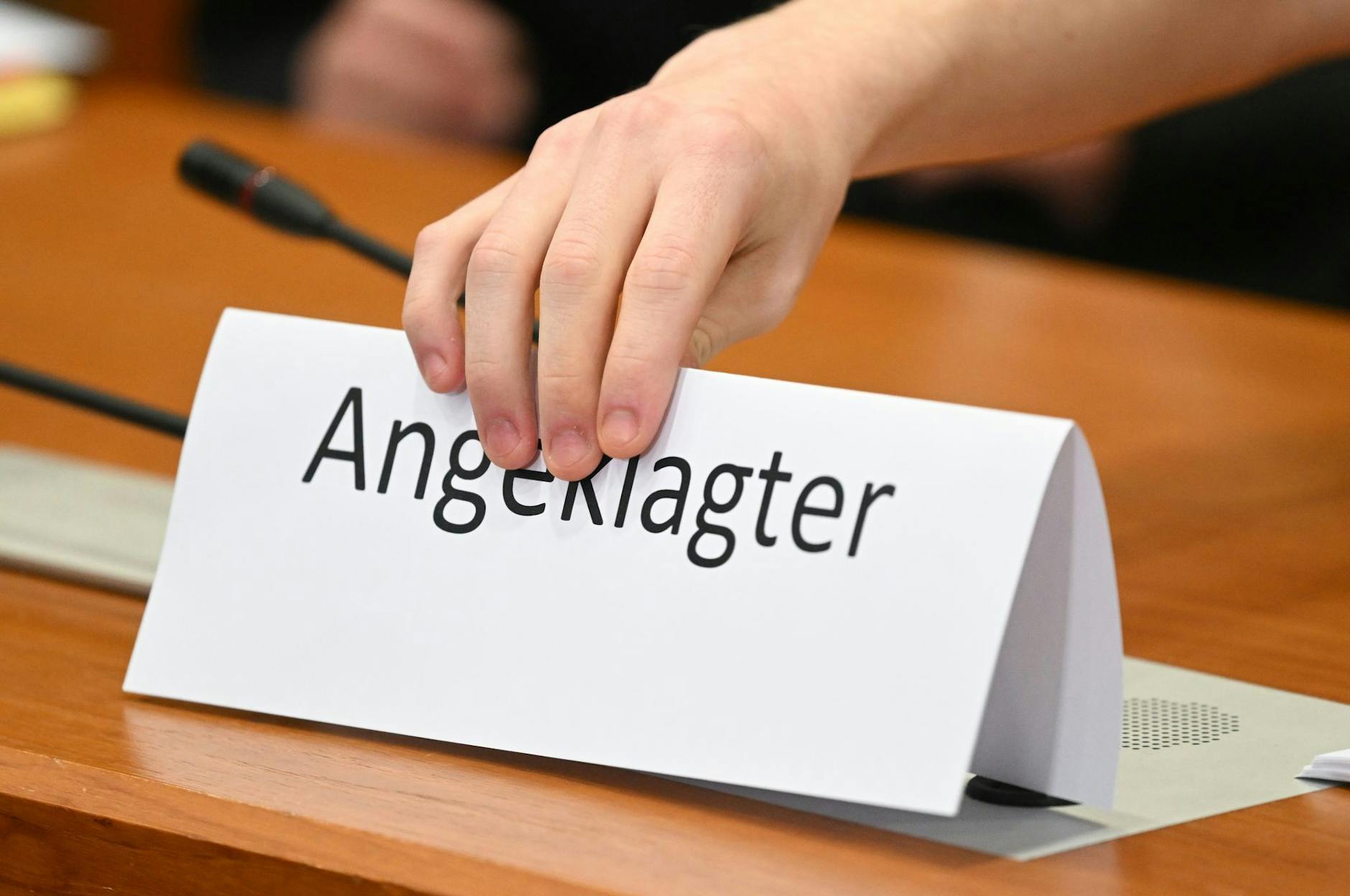 dpatopbilder - ARCHIV - Ein Schild mit der Aufschrift "Angeklagter" wird auf die Gerichtsbank gestellt.