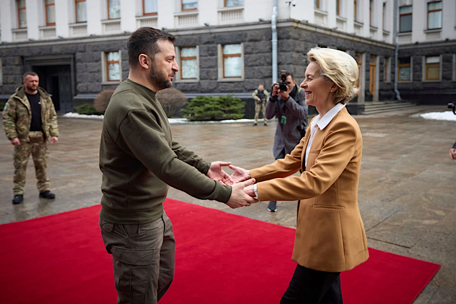 Der ukrainische Präsident Wolodymyr Selenskyj begrüßt EU-Kommissionspräsidentin Ursula von der Leyen in Kiew. 