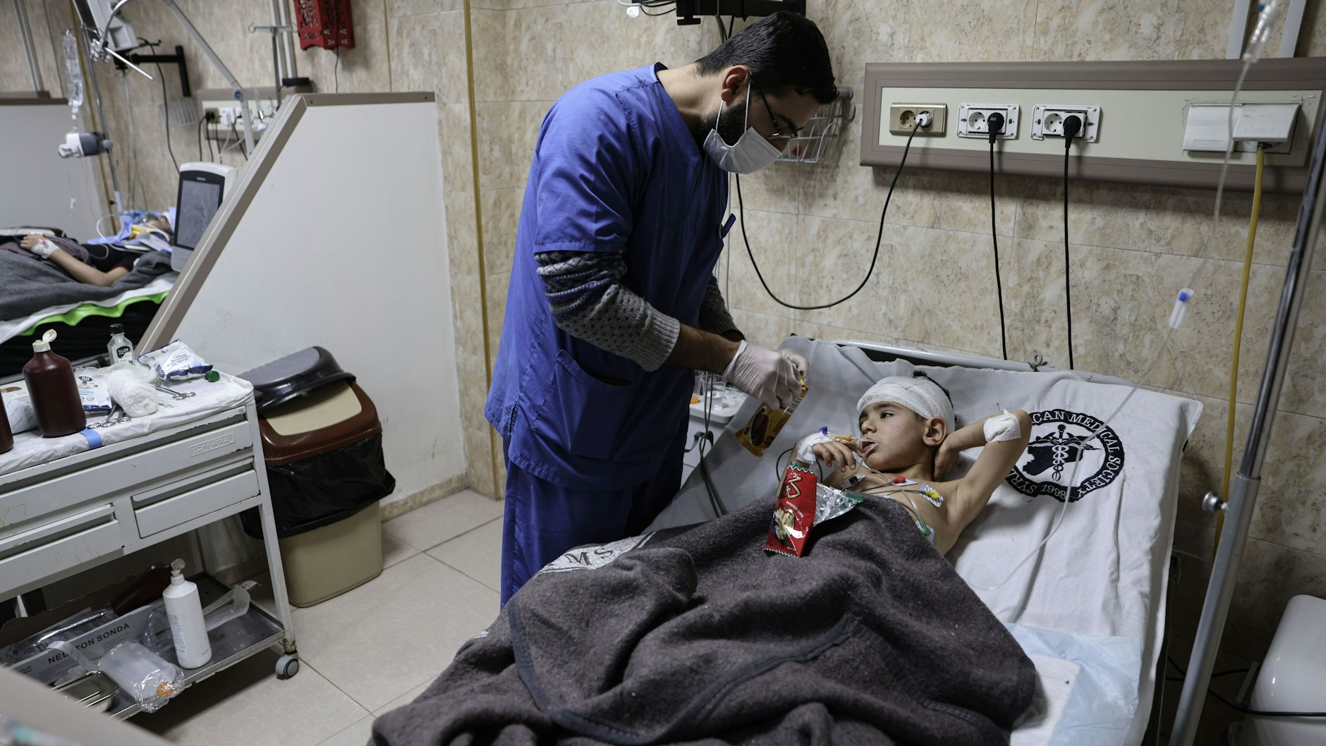 Ein verletztes Kind, das seine Familie bei dem tödlichen Erdbeben an der türkisch-syrischen Grenze verloren hat, wird auf der Intensivstation des Sams-Krankenhauses behandelt.