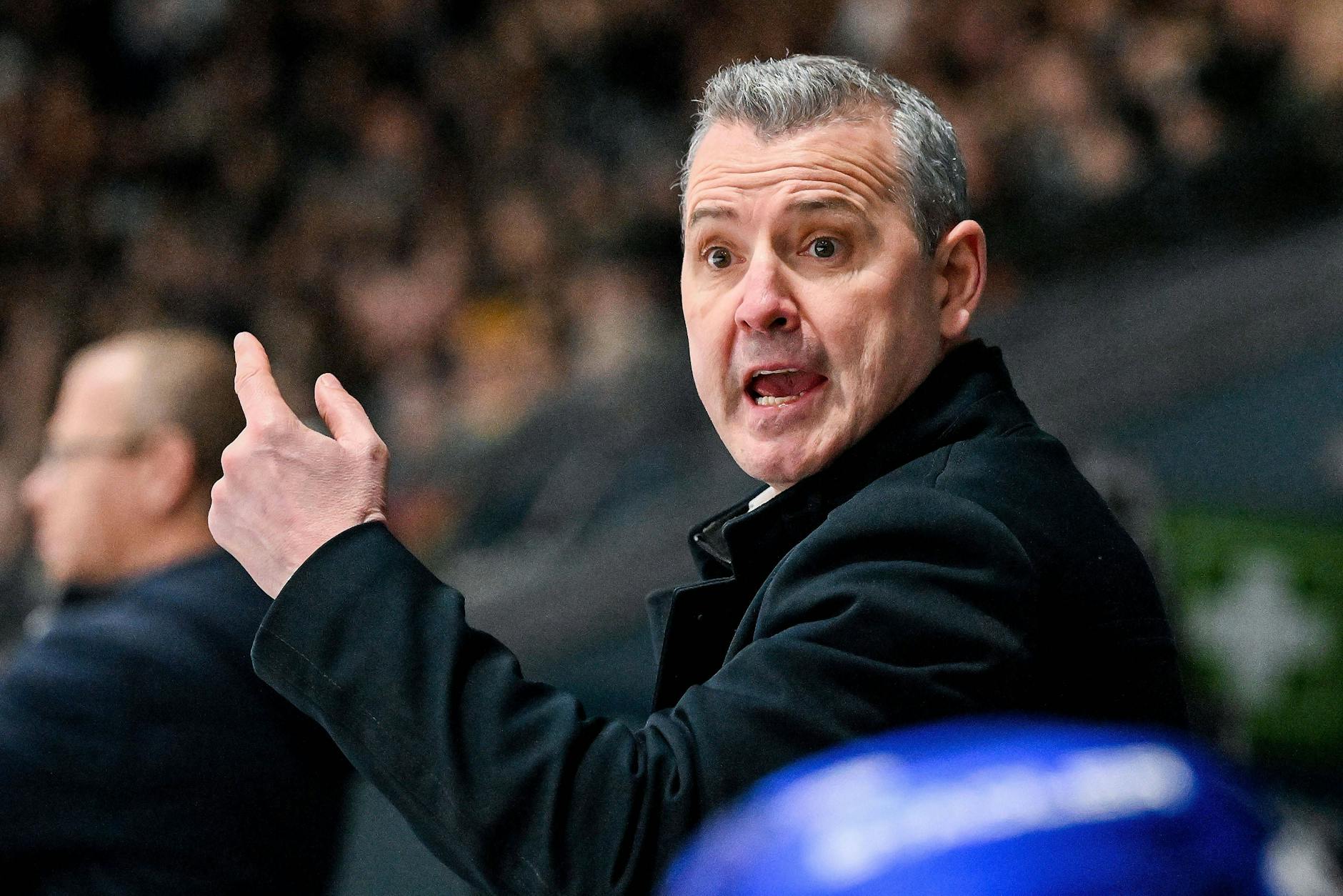 Eisbären-Trainer Serge Aubin zieht die Stirn in Falten, zeigt es mit dem Finger an – da geht noch ganz viel für die EHC-Profis.