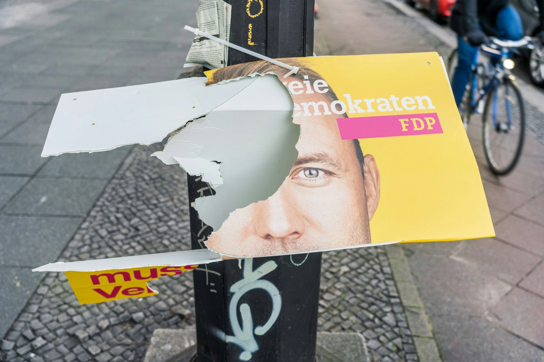 Ein zerstörtes Wahlplakat der FDP mit Sebastian Czaja zur Wiederholung der Wahl zum Abgeordnetenhaus von Berlin und zu den Bezirksverordnetenversammlungen am 12.02.2023.