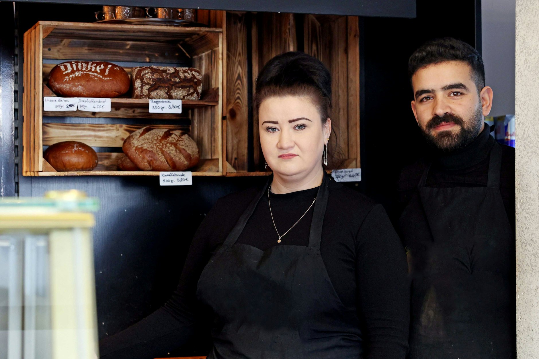 Anastasia (31) und Mehmet (28) Aslan sammeln Spenden für die Erdbebenopfer in Gaziantep.