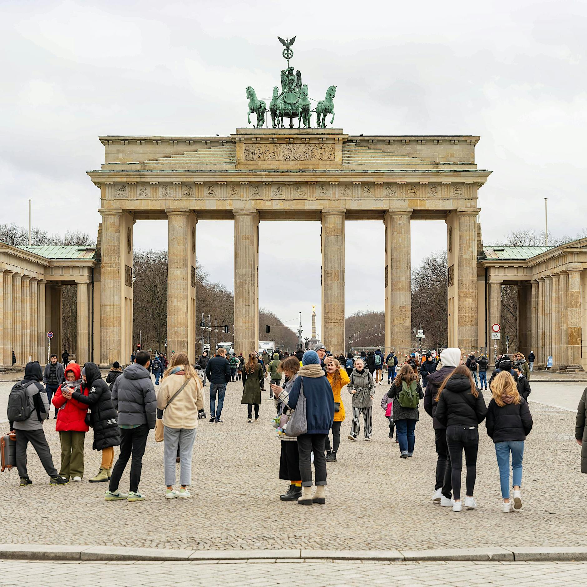 Am Samstag in Berlin: Gedenken an Erdbebenopfer am Brandenburger Tor