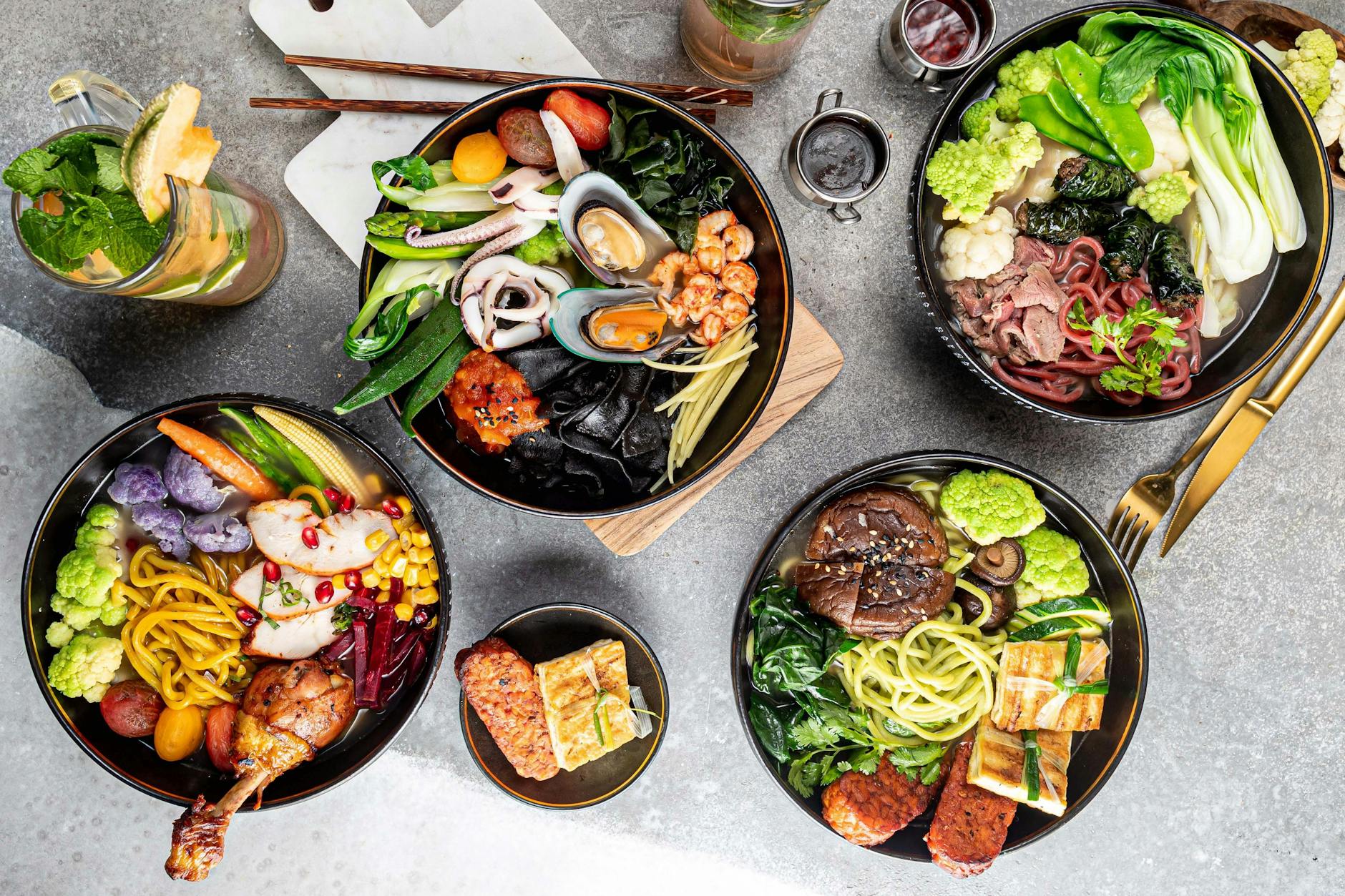 Pho-Suppen und Bowls bei Noumì.