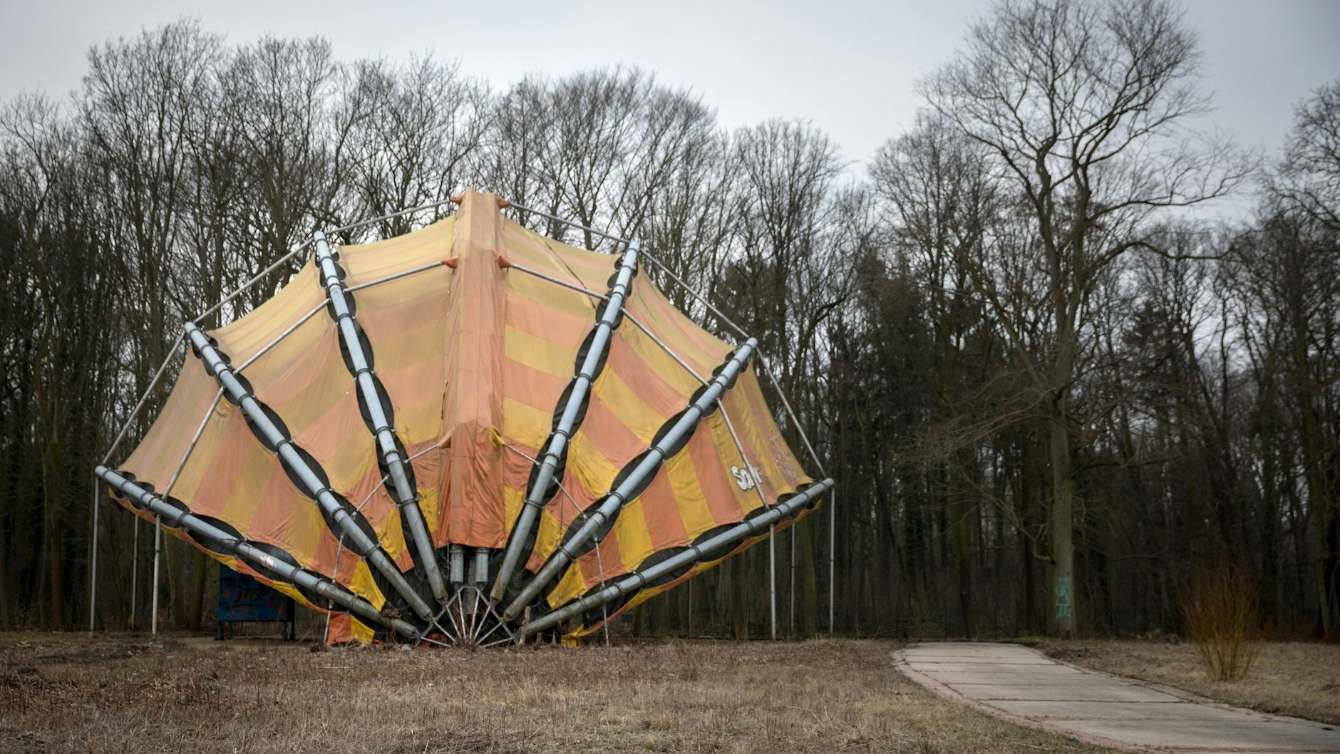 In den vergangenen Jahren war die legendäre Kuppel des Rundkinos im Spreepark Vandalismus, Wind und Wetter ausgesetzt.