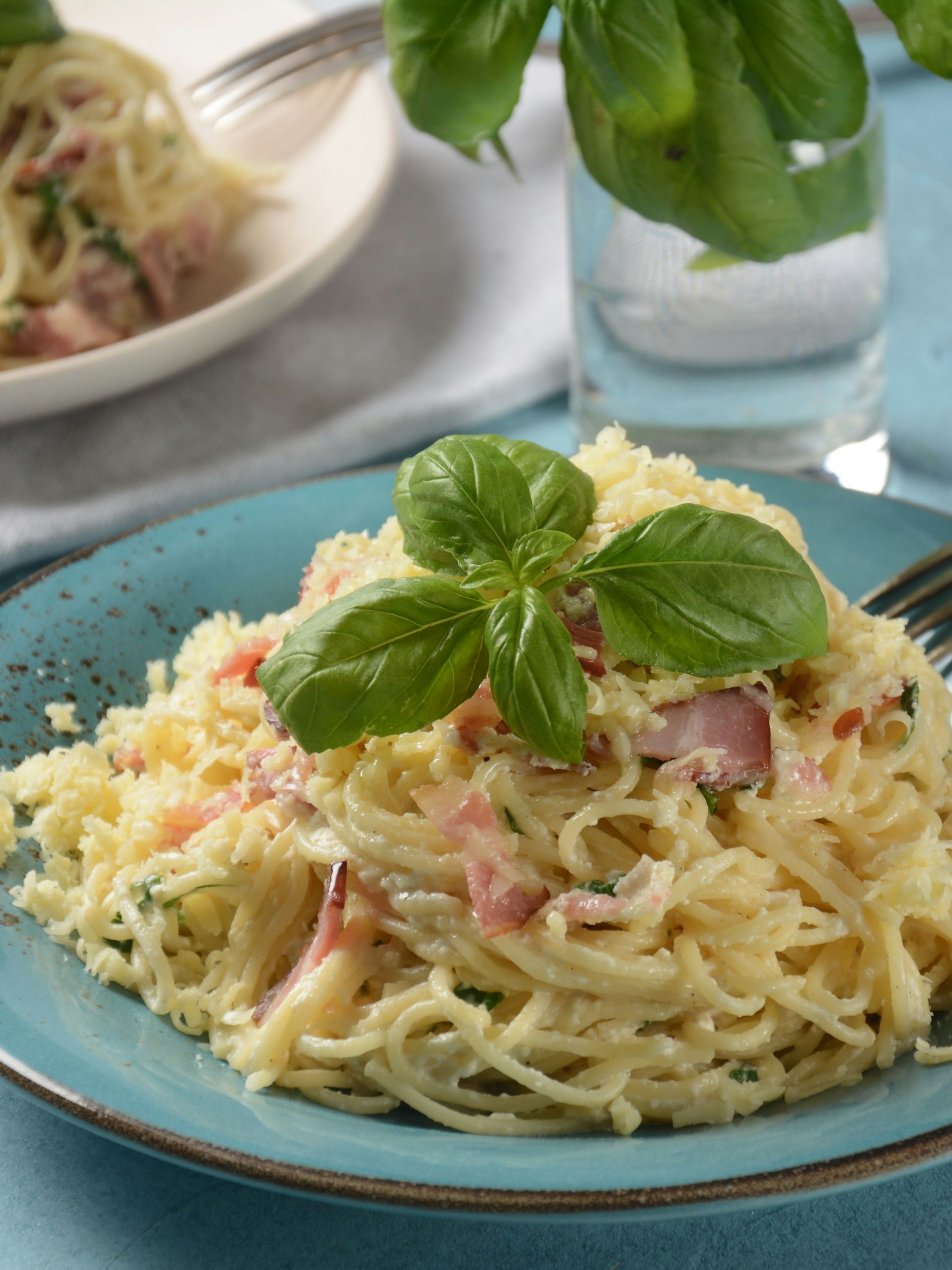 Diese leckeren Nudeln mit Carbonara schmecken der ganzen Familie - und das Rezept geht schnell und ist günstig!