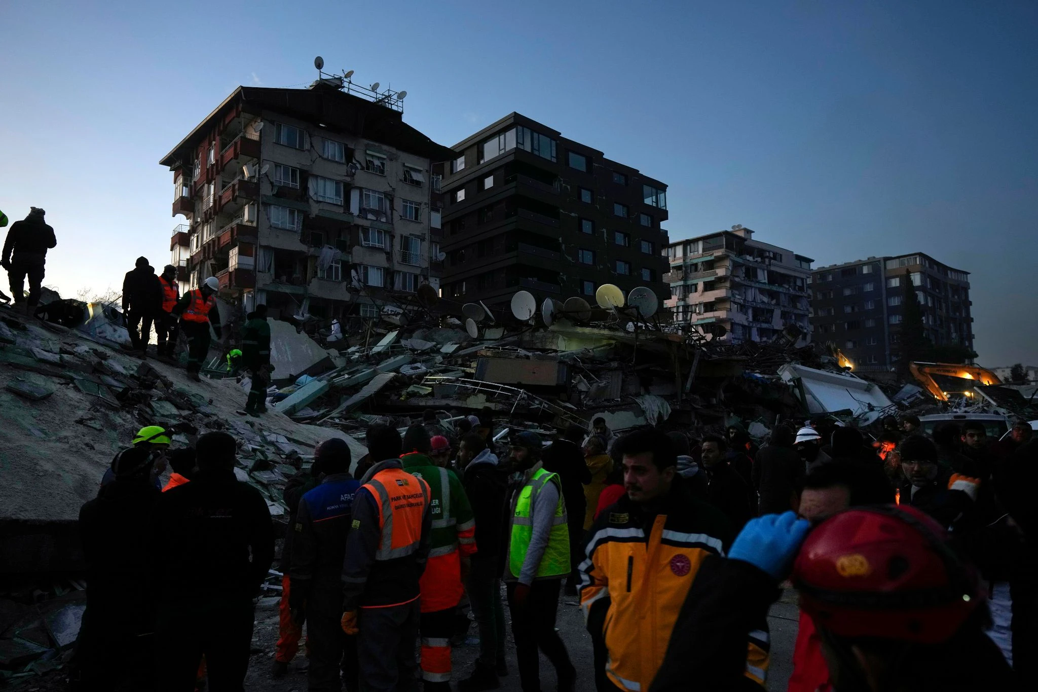 Rettungsteams sind nach Antakya geeilt.  