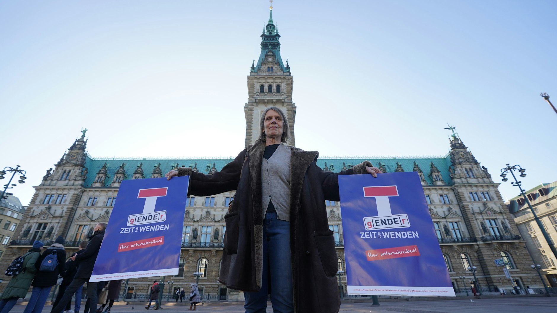 Sabine Mertens, Verein Deutsche Sprache sowie Gründerin der Initiative, steht mit zwei Plakaten vor dem Rathaus. Die Hamburger Volksinitiative «Schluss mit Gendersprache in Verwaltung und Bildung» hat ihre Unterschriftensammlung am Dienstag offiziell angemeldet. 