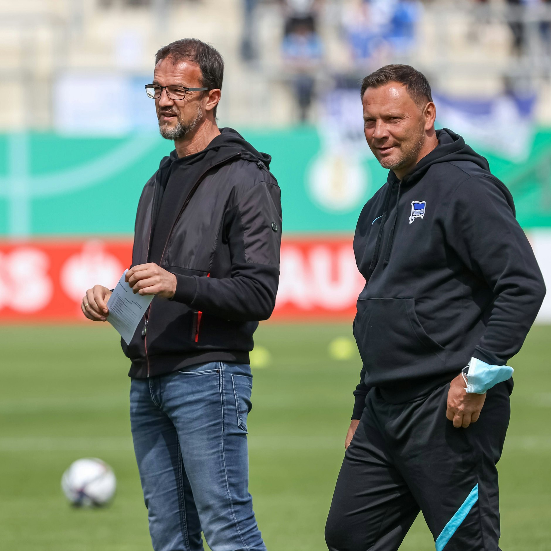 Die Zusammenarbeit zwischen Herthas Ex-Manager Fredi Bobic und Ex-Trainer Pal fing im Sommer 2021 noch mit Lächeln an. Doch im November gab es den Bruch.
