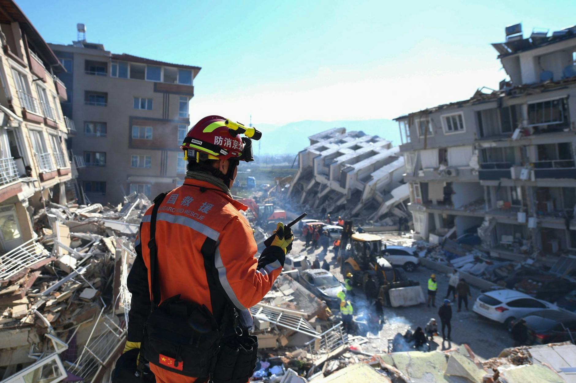 Ein Mitglied eines chinesischen Rettungsteams steht in Antakya.