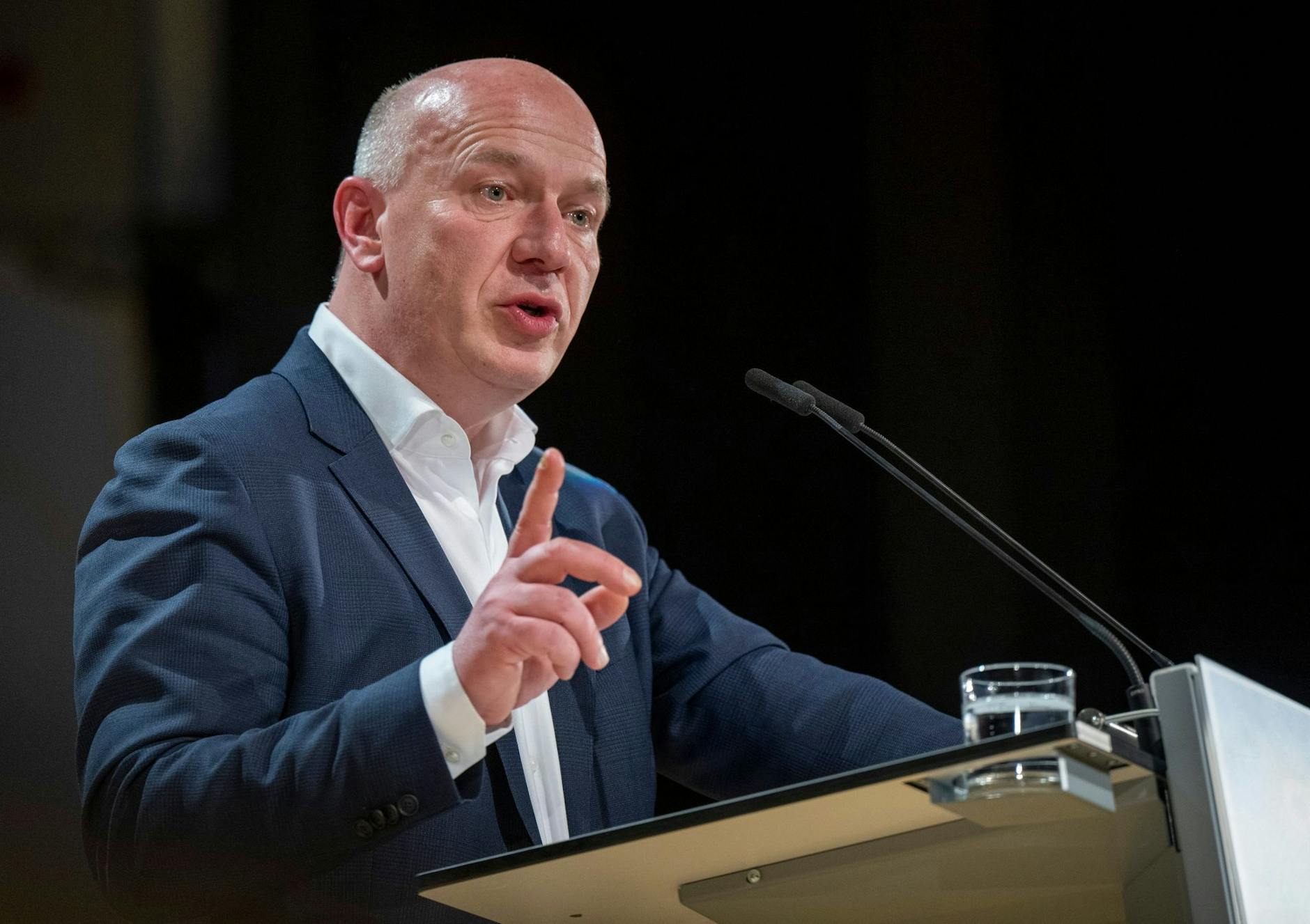 Kai Wegner spricht bei einem Wahlkampf-Bürgertreffen im Gemeinschaftshaus Gropiusstadt in Neukölln.