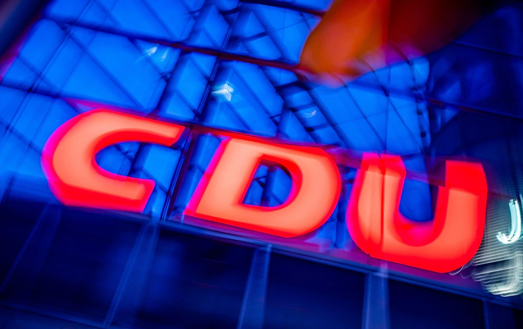 Umfragen: CDU liegt kurz vor Wiederholungswahl vorne