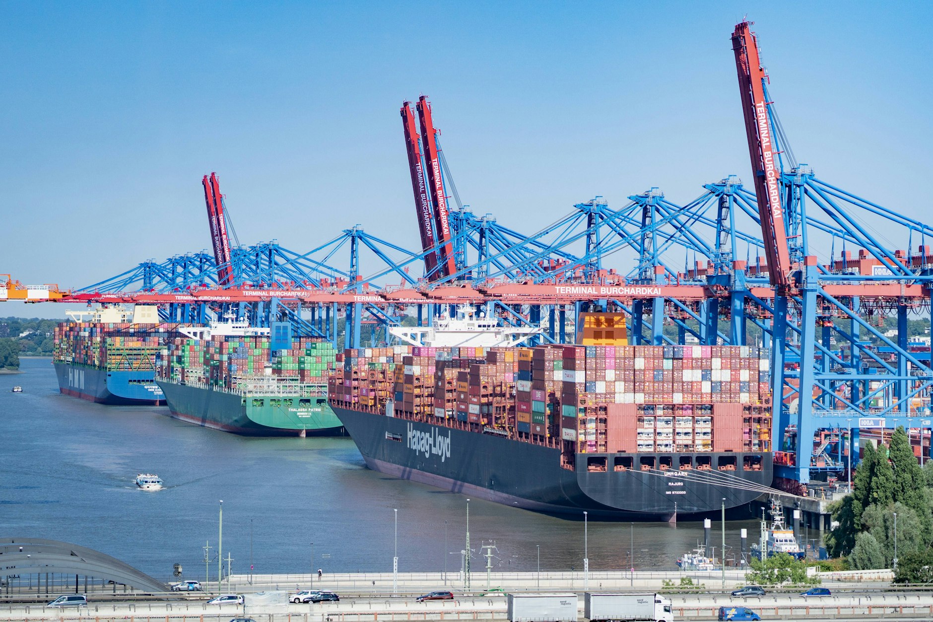 Containerschiffe am Hamburger Hafen - die Importe aus China steigen ungebremst an.