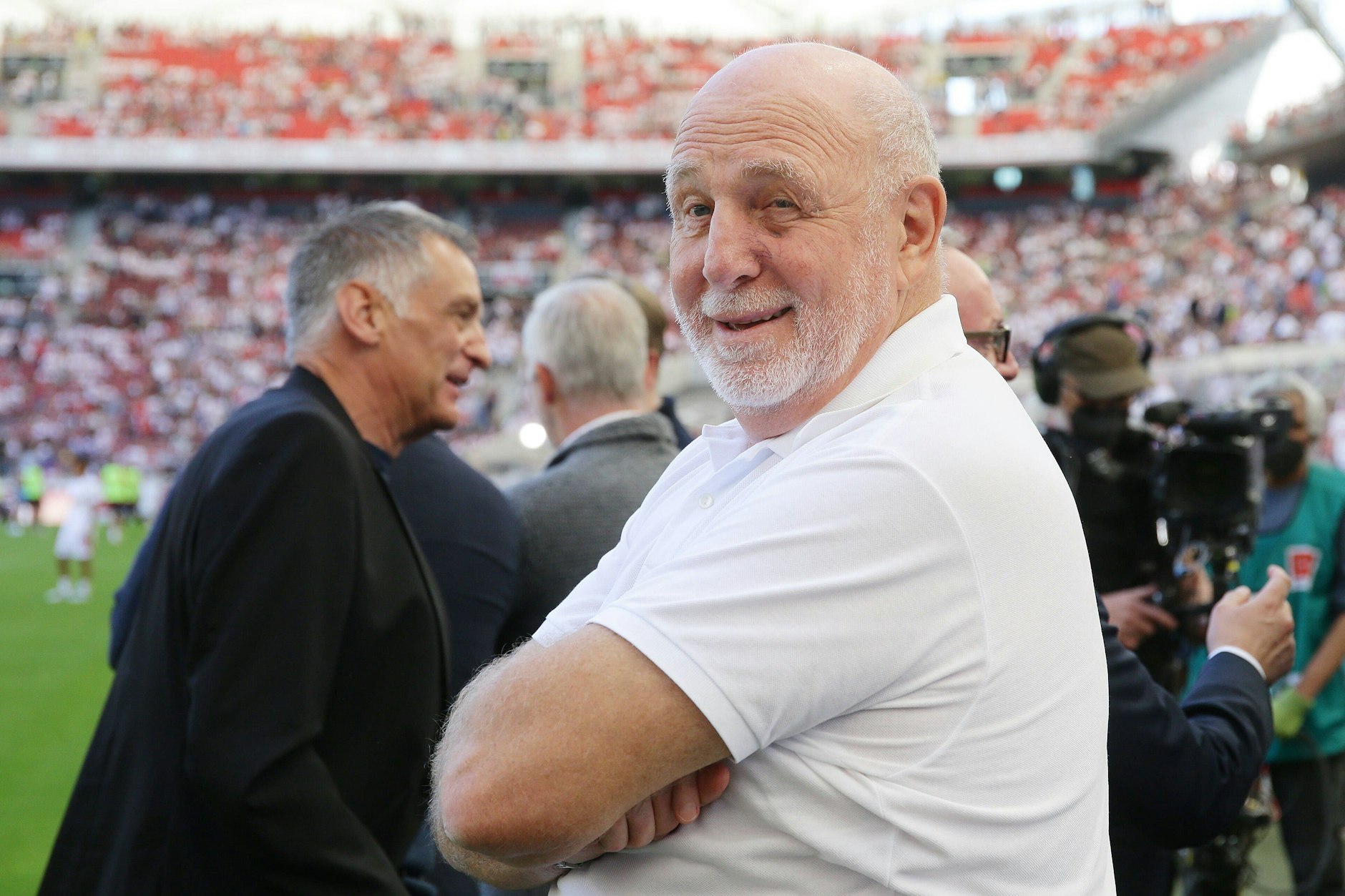 Herthas ehemaliger Macher Dieter Hoeneß nahm die falsche Geburtskarte von Hertha BSC mit Humor. Der Mann sieht doch nicht wie 80 aus, eher wie 60.