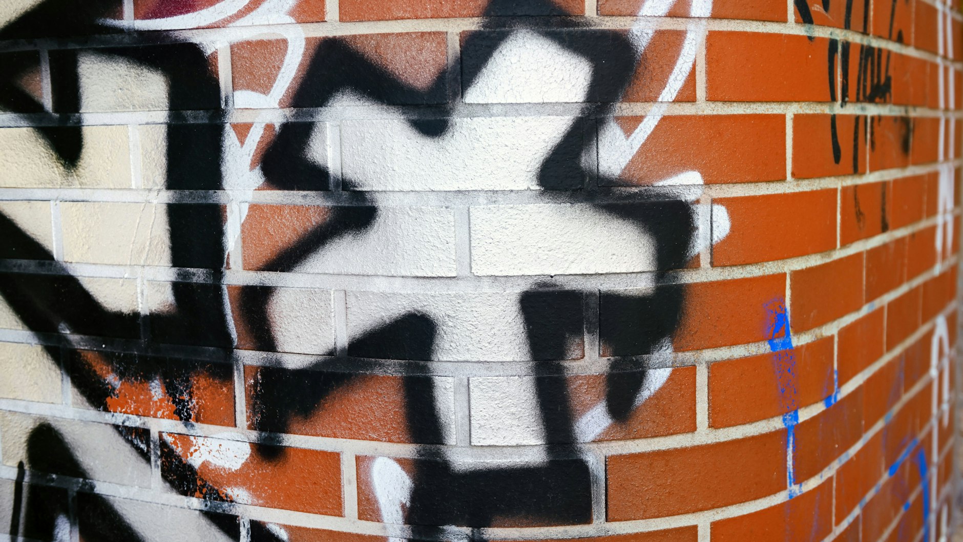 Genderstern-Graffiti an einer Mauer - am Sternchen scheiden sich die Geister- oder GeistInnen?&nbsp;