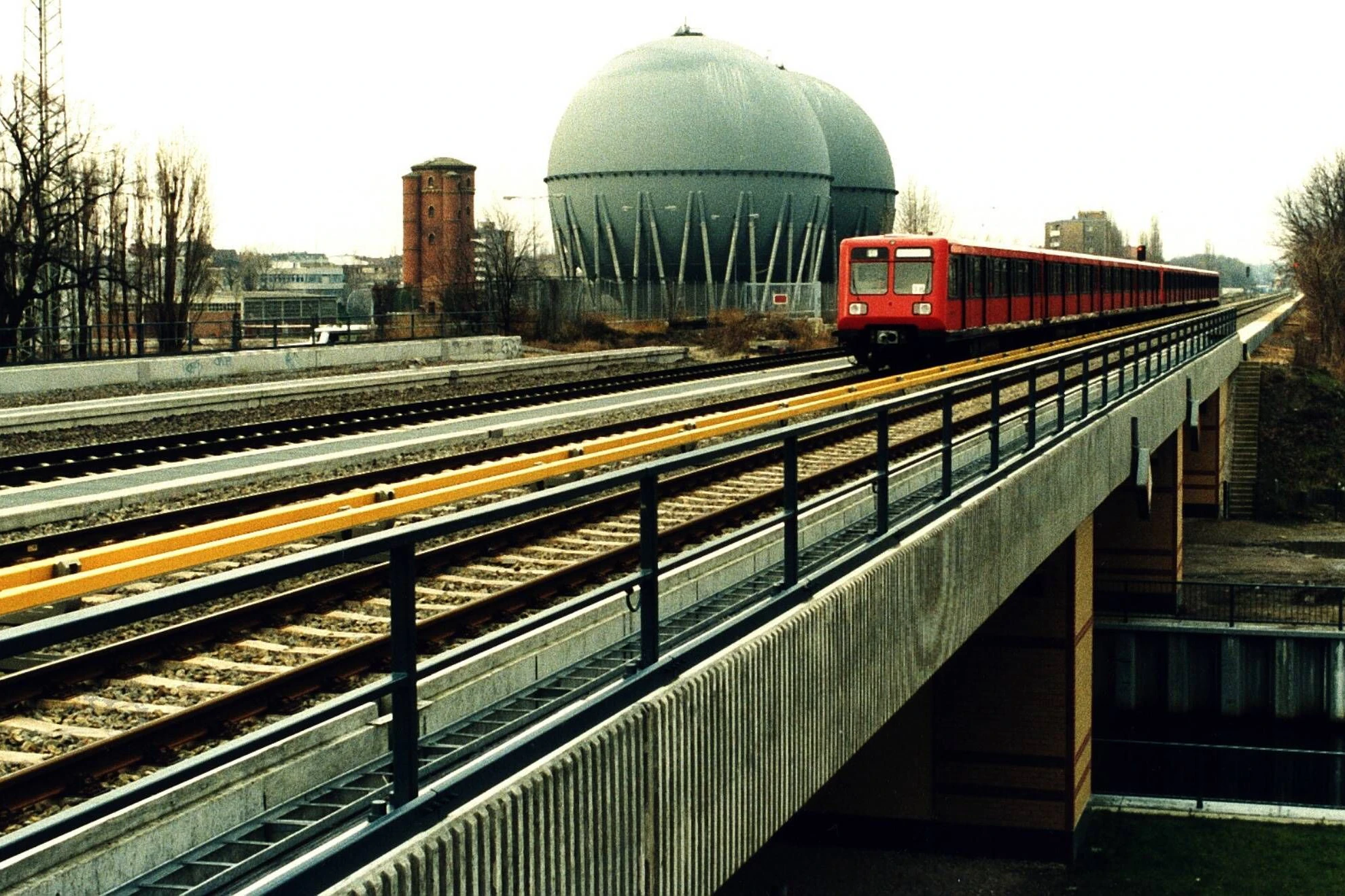 Als die Züge noch rot lackiert waren: Eine „Coladose“ 2001 unterwegs auf der Ringbahn.