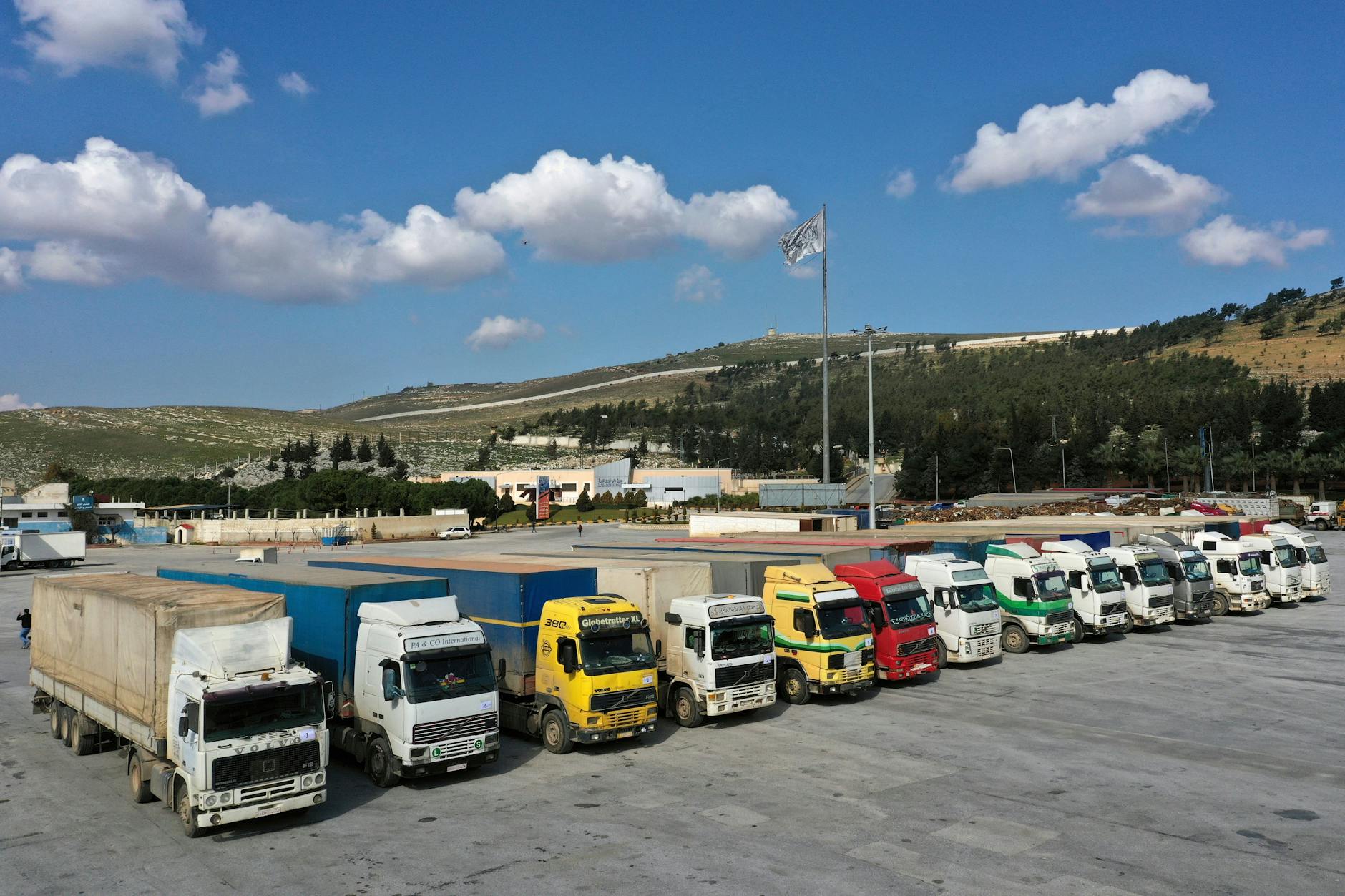 Lastwagen mit Hilfsgütern der UN am Grenzübergang Bab-al-Hawa