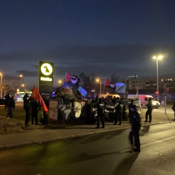 Gegendemonstranten versammeln sich.