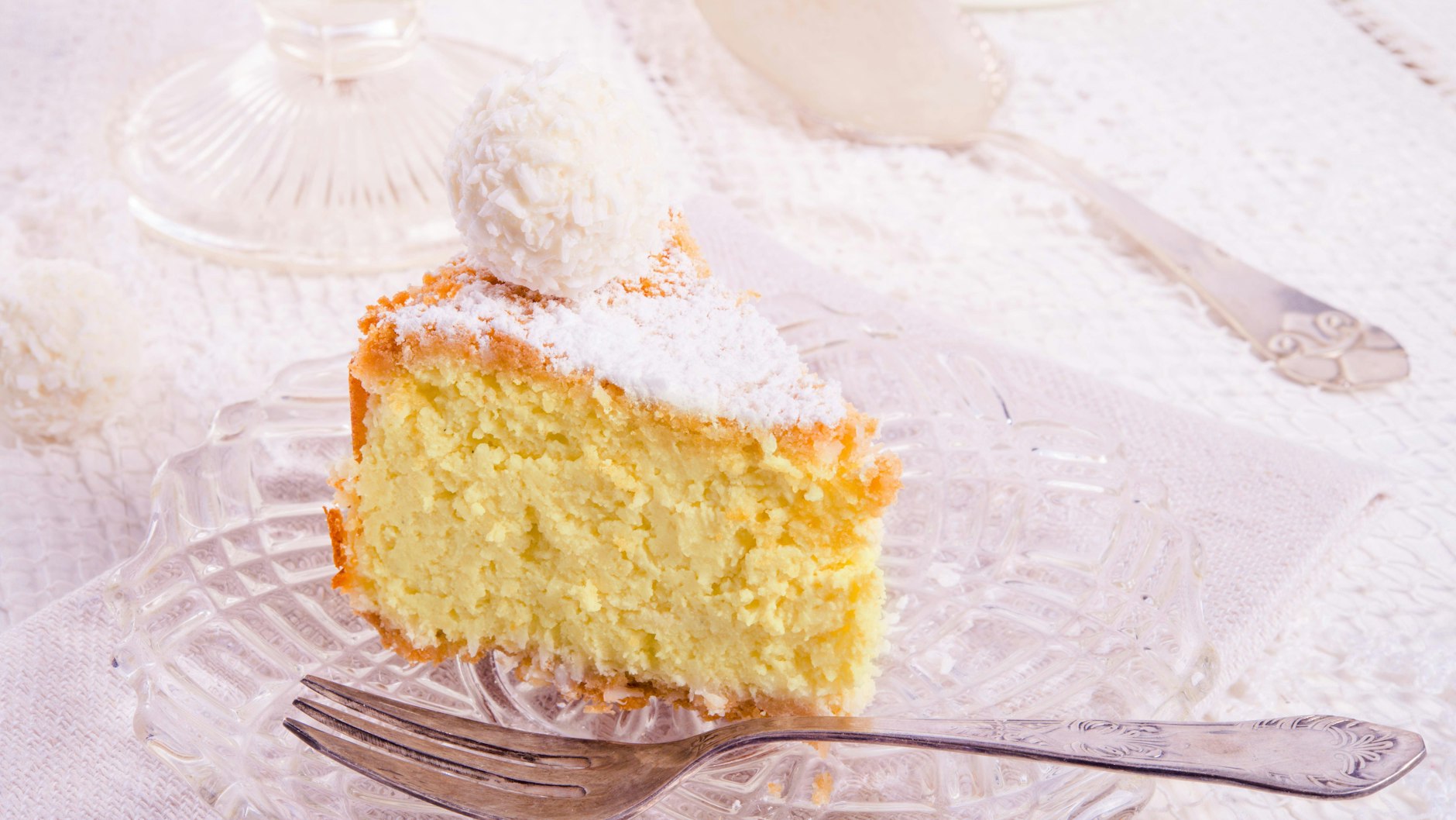 Der Kokos-Kuchen wird nach dem Backen mit Schlagsahne übergossen und ist so besonders saftig.