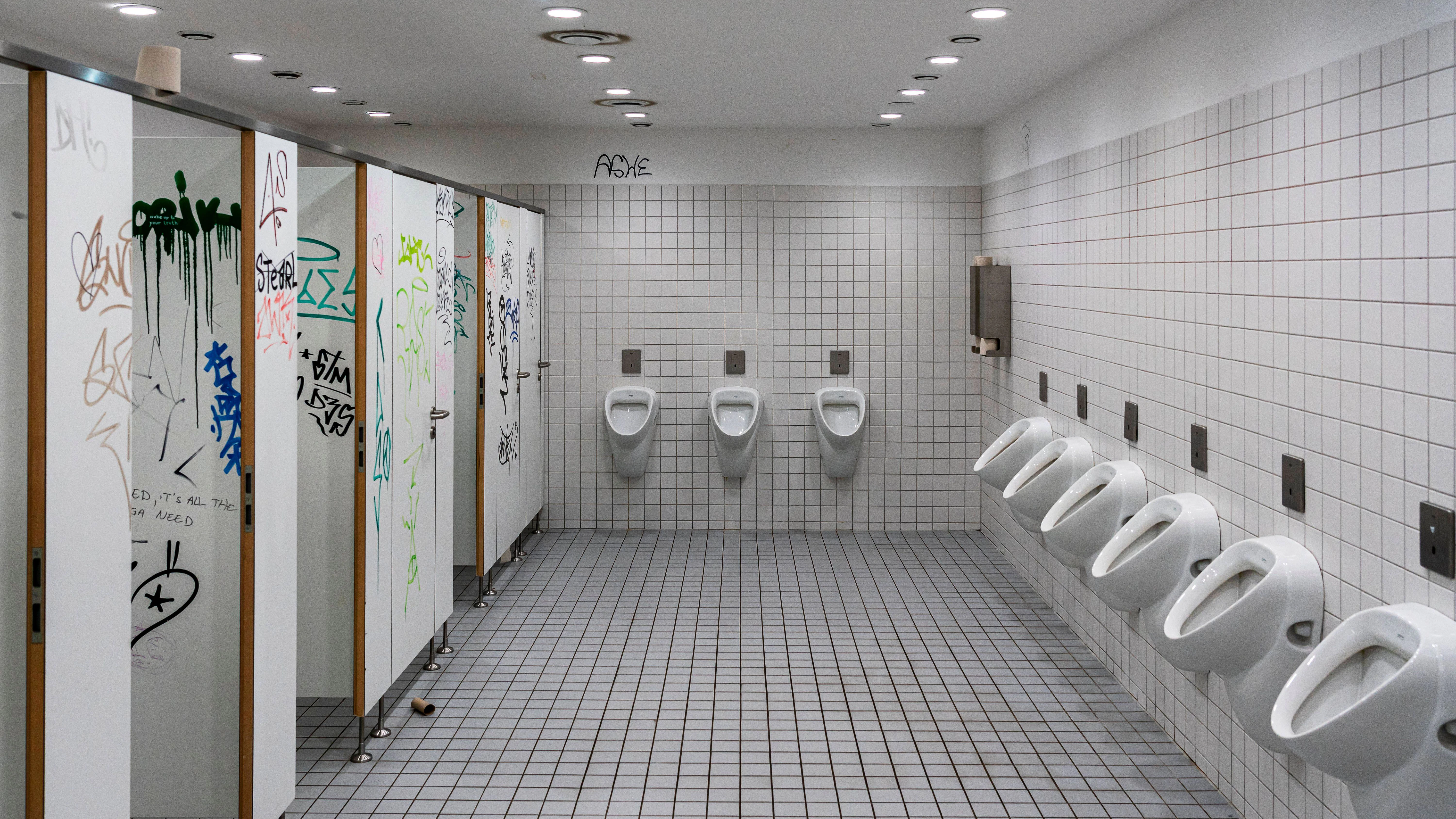 Die meisten öffentlichen Toiletten haben ihn, den seltsamen Spalt unter der Tür.