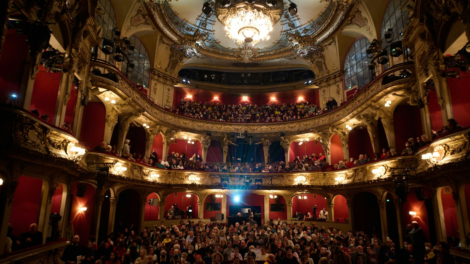  Menschen sitzen im Berliner Ensemble bei der Solidaritätsveranstaltung "Frau Leben Freiheit". 