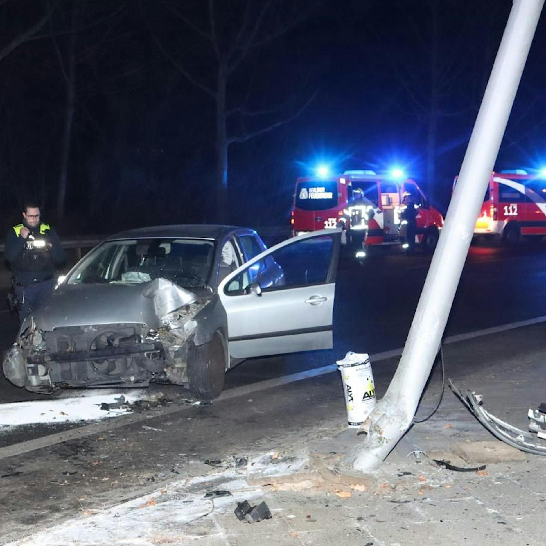 Berlin-Tempelhof: Auto rast in Laterne – drei Verletzte