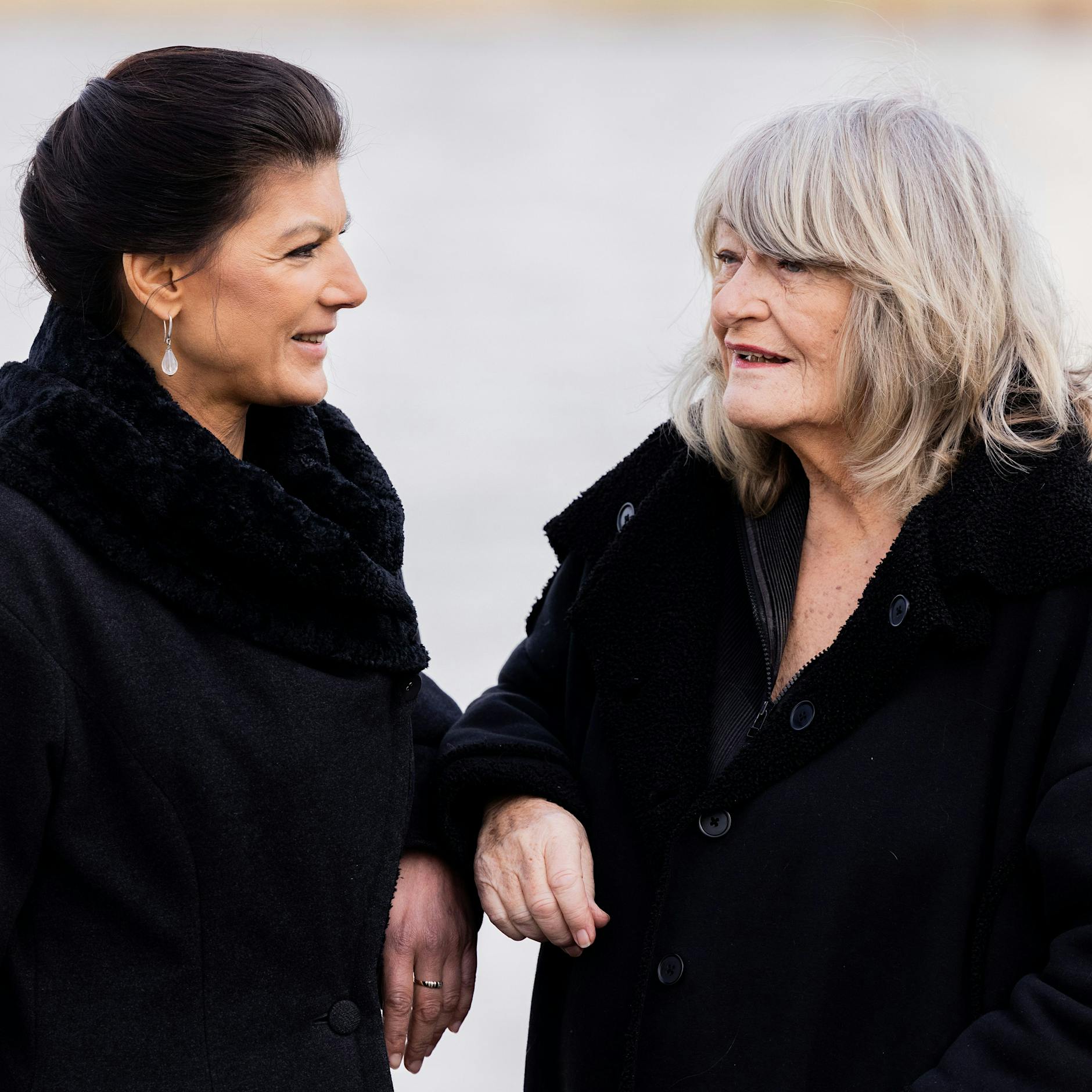 Ukraine-Manifest von Wagenknecht und Schwarzer löst heftige Reaktionen im Netz aus: DAS sind die gepfefferten Kontra-Stimmen, aus DIESER Partei kommt Applaus