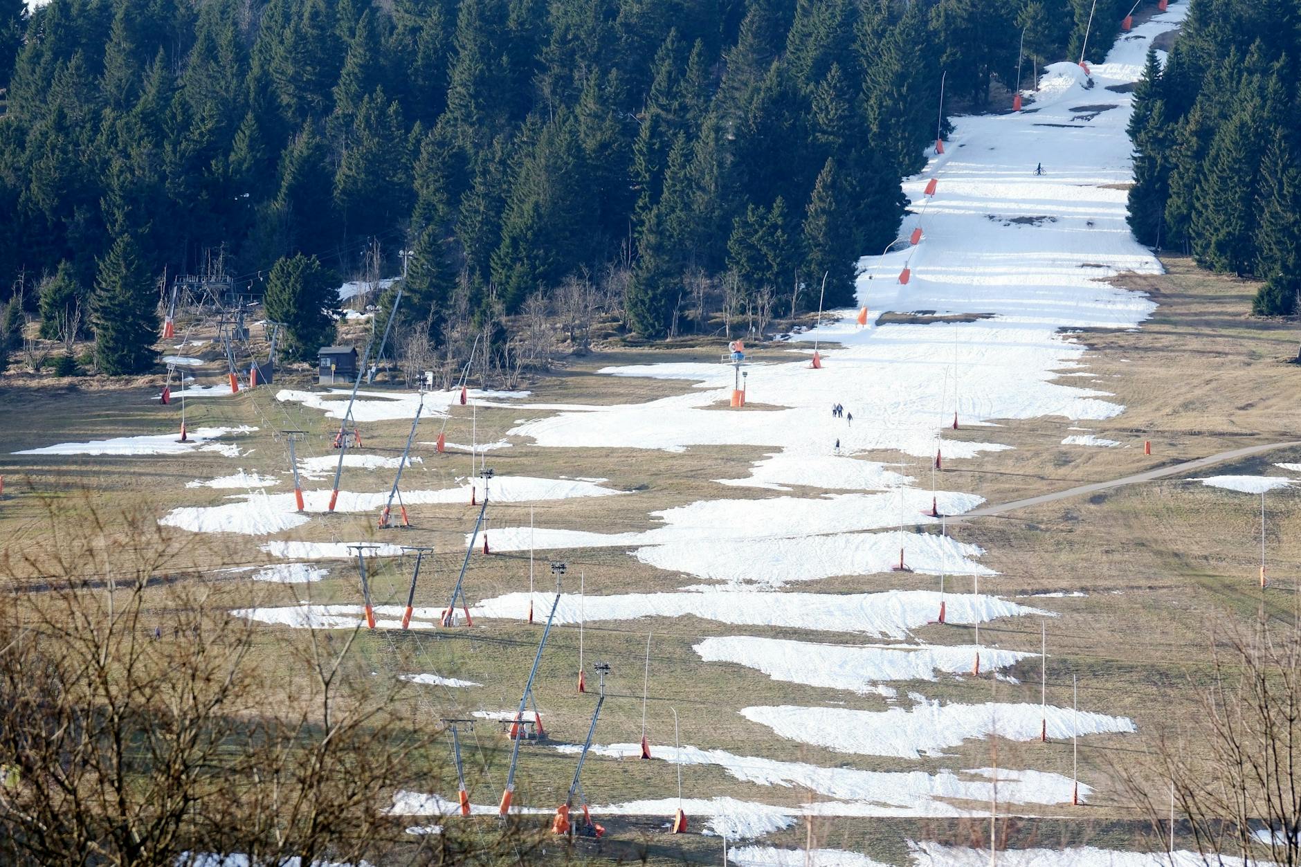 Anfang Januar 2023 herrscht bereits frühlingshaftes Wetter auf der Skipiste am Fichtelberg im Erzgebirge.