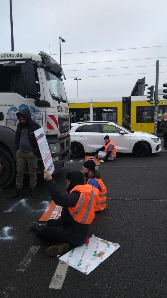 Berlin: Letzte Generation Blockiert Kurzzeitig Straße Am Hauptbahnhof