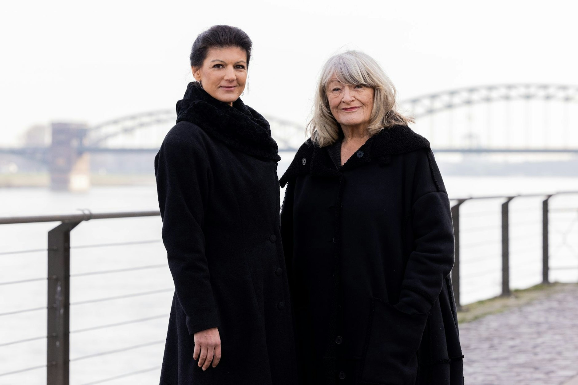 Sahra Wagenknecht (Die Linke, l), Politikerin, und Alice Schwarzer, Frauenrechtlerin, stehen im Rheinauhafen am Rhein. 