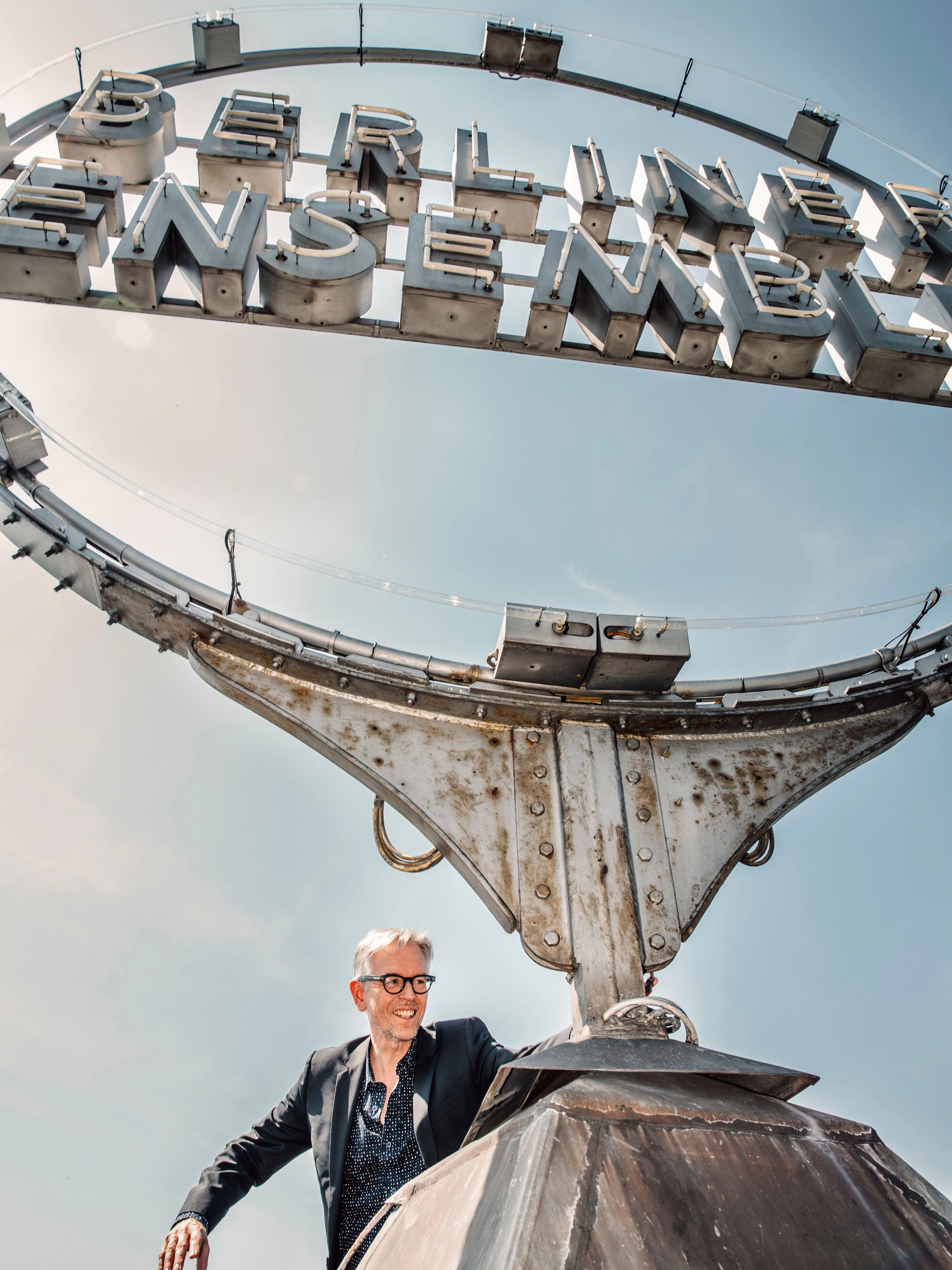 Oliver Reese auf dem Dach des Theaters am Schiffbauerdamm.