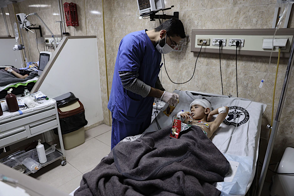 Ein syrisches Kind, das seine Familie durch das Erdbeben verloren hat, wird auf der Intensivstation eines Krankenhauses behandelt.