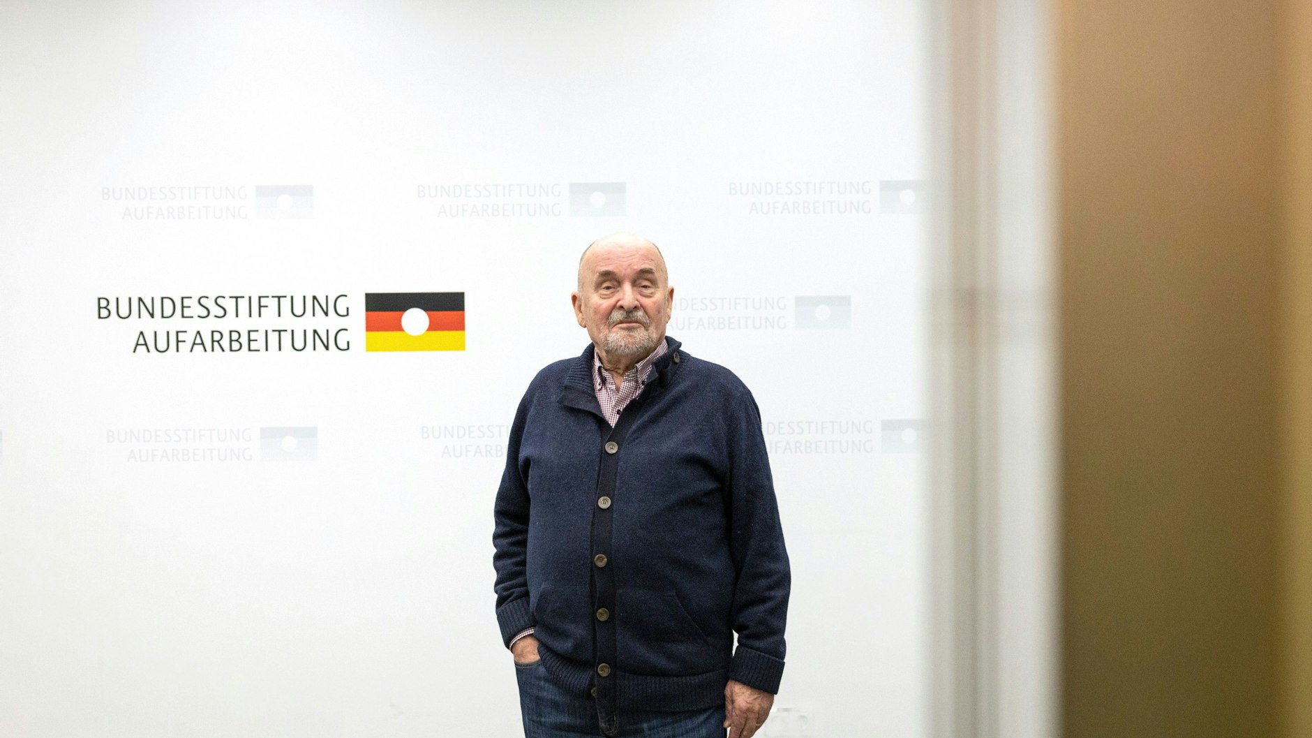 Aus Stasi-Unterlagen ging später hervor, dass Offiziere des DDR-Geheimdienstes sogar seine Ermordung planten. 