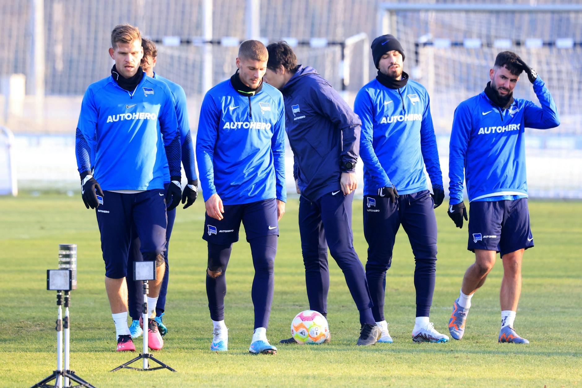 Nachdenkliche Blicke: Auch die Fans von Hertha BSC grübeln, wann Marton Dardai (M.) endlich unter Trainer Sandro Schwarz eine Chance erhält.