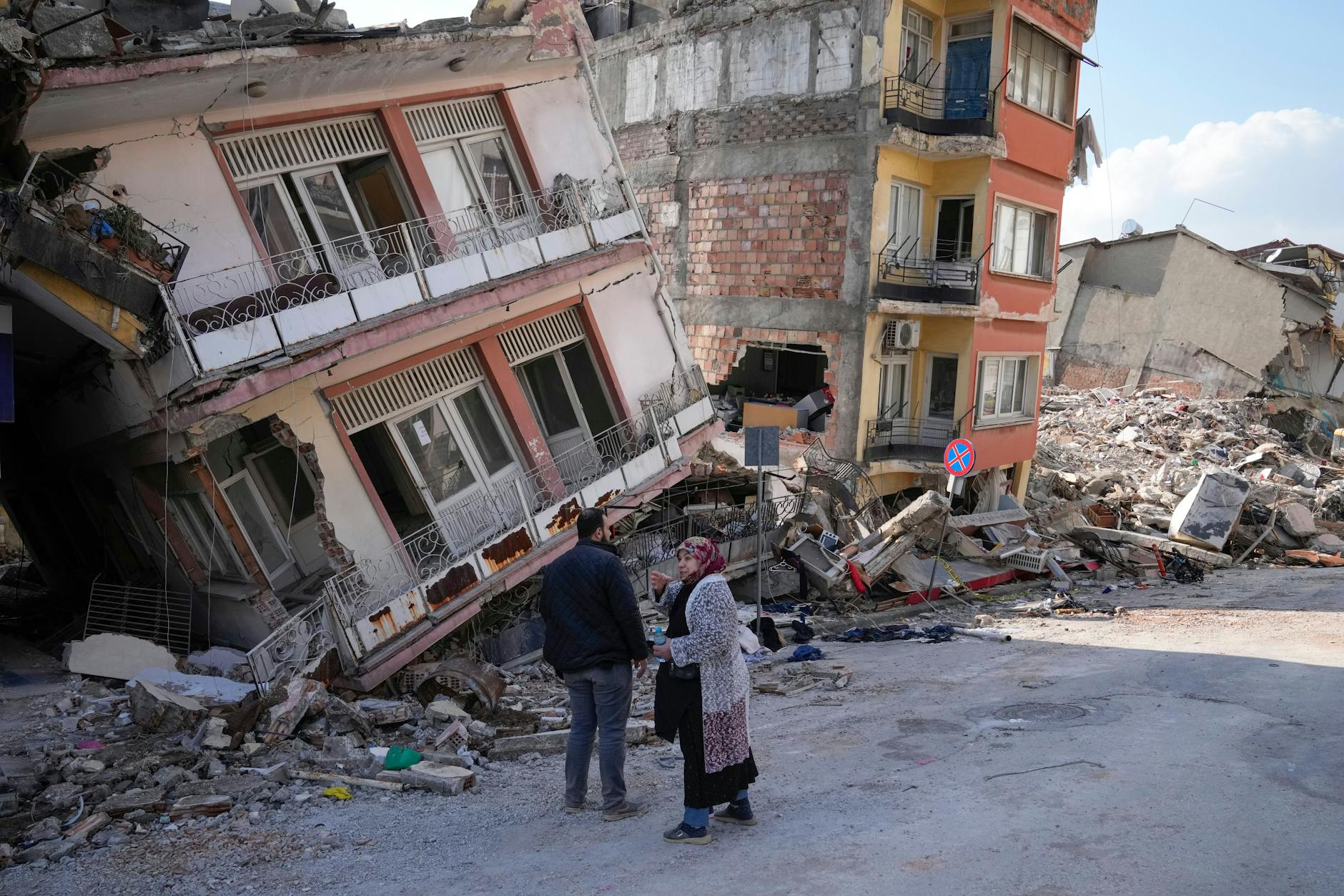 Hatay: Hier steht kein Haus mehr, tausende starben, wurden verletzt oder haben ihr Obdach verloren. Nun wird auch noch geschossen!