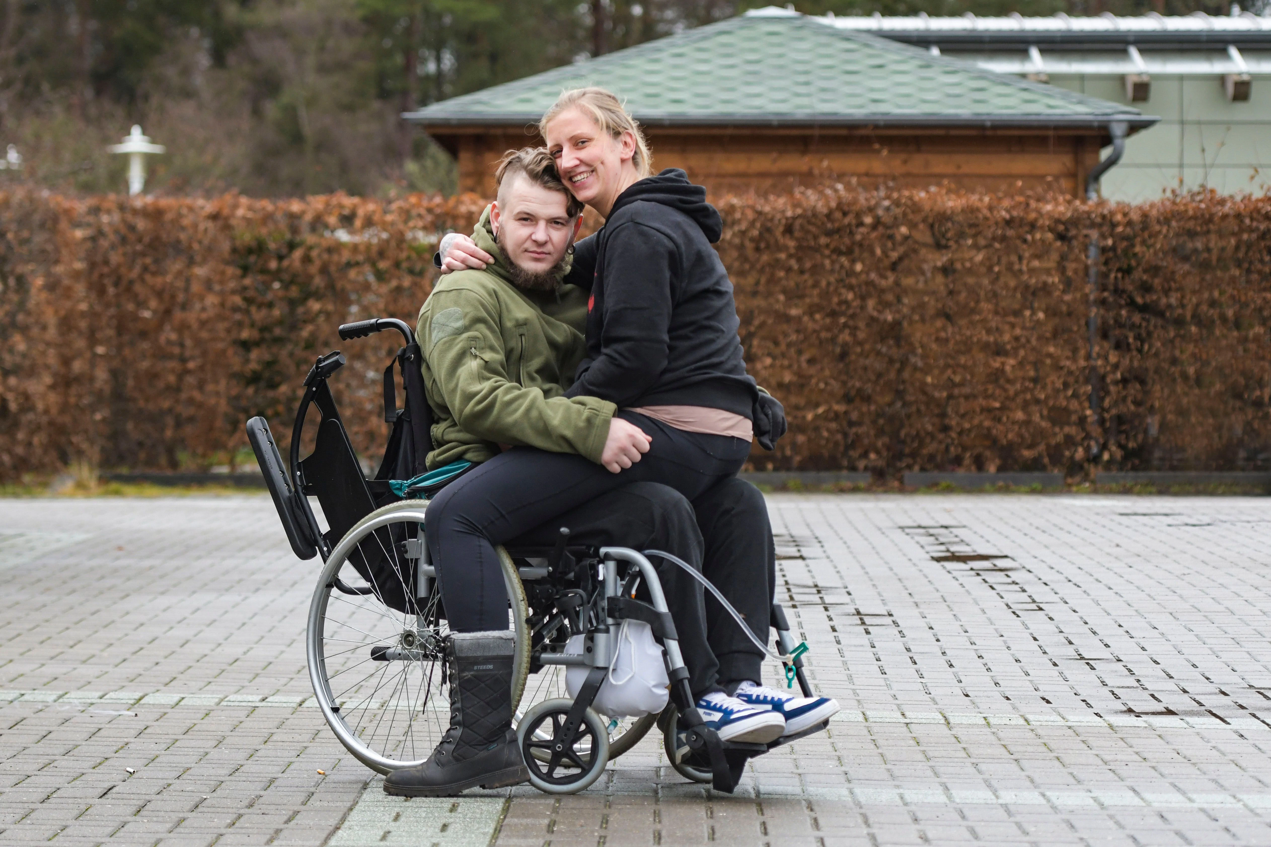 Sie wollen bald heiraten: der ukrainische Soldat Andrij und seine Betreuerin und Freundin Madeleine Koch.