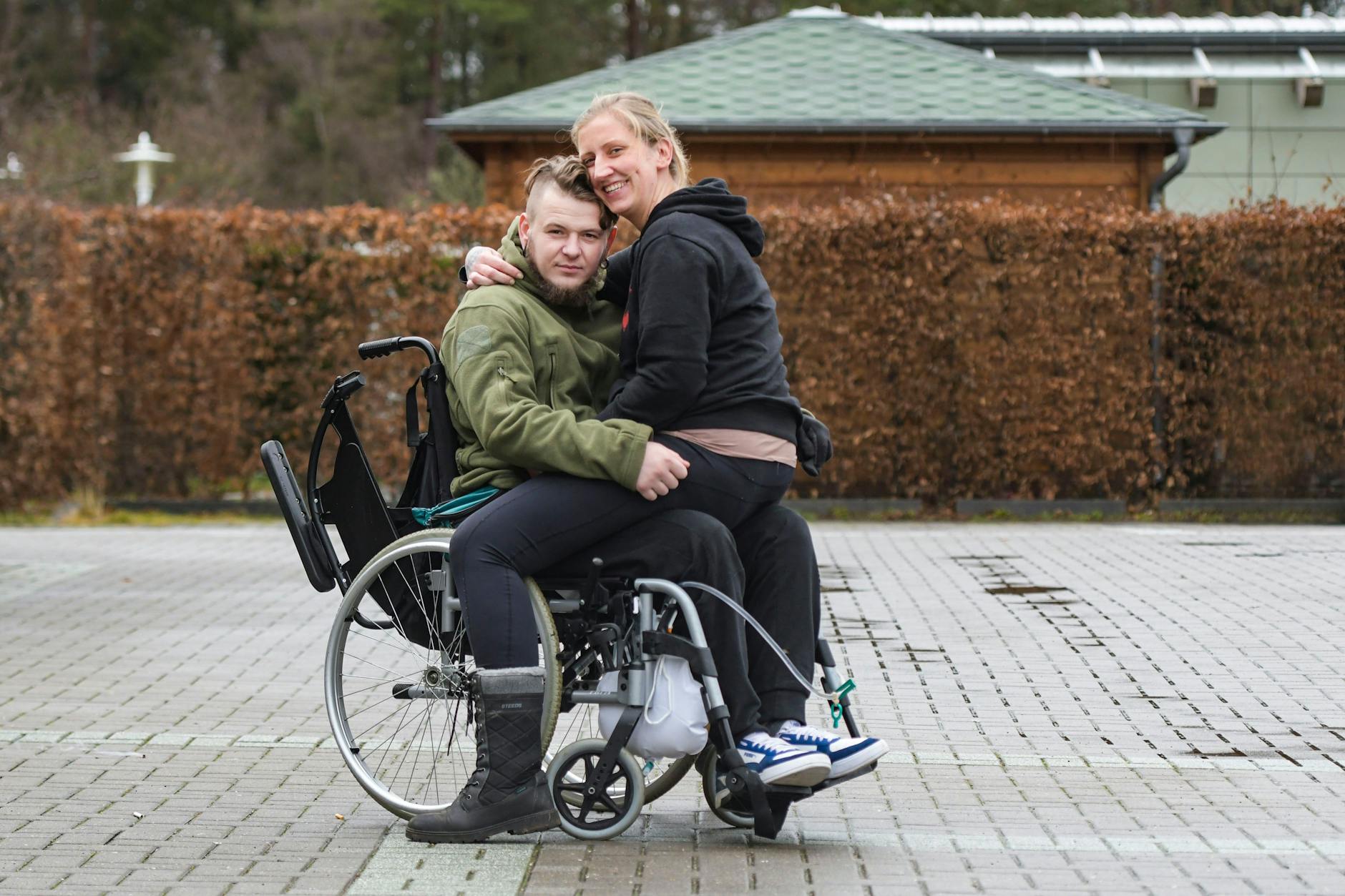 Sie wollen bald heiraten: der ukrainische Soldat Andrij und seine Betreuerin und Freundin Madeleine Koch.