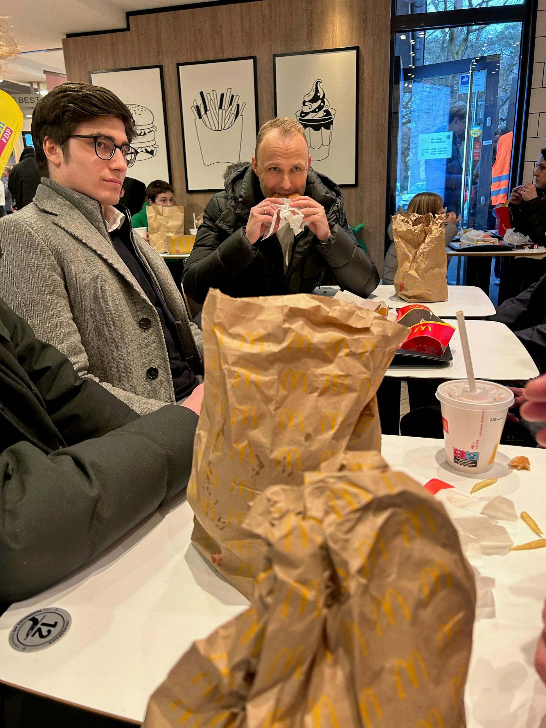 Schmeckt es? Sebastian Czaja bei McDonald’s.