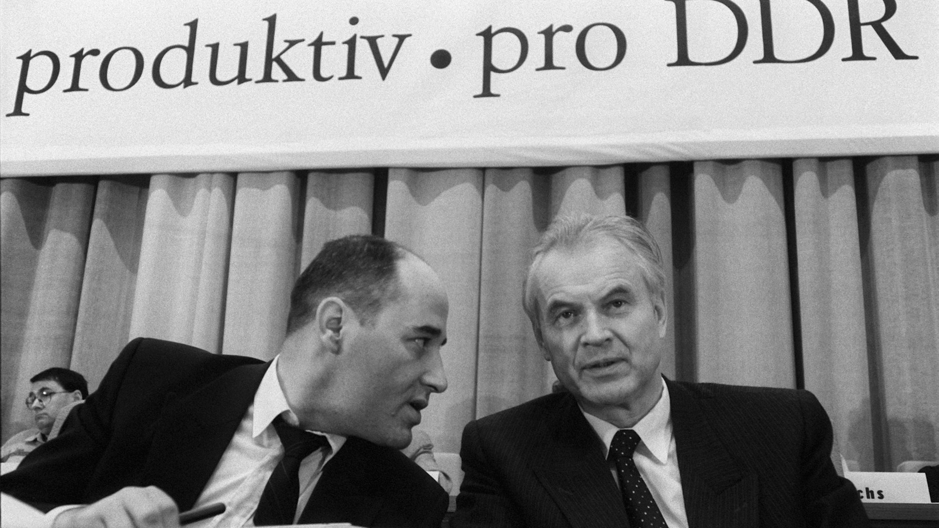 Gregor Gysi (l), damals Parteivorsitzender der PDS, mit Hans Modrow im Februar 1990 beim ersten Parteitag der Partei des Demokratischen Sozialismus (PDS) in Berlin.